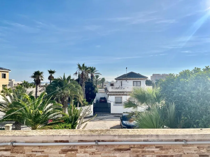 VILLA DE LUJO CON 780 M2 DE PARCELA Y A 100 METROS DE PLAYA LA MATA. 4 DORM. 4 BAÑOS. 291 M2 DE CASA.