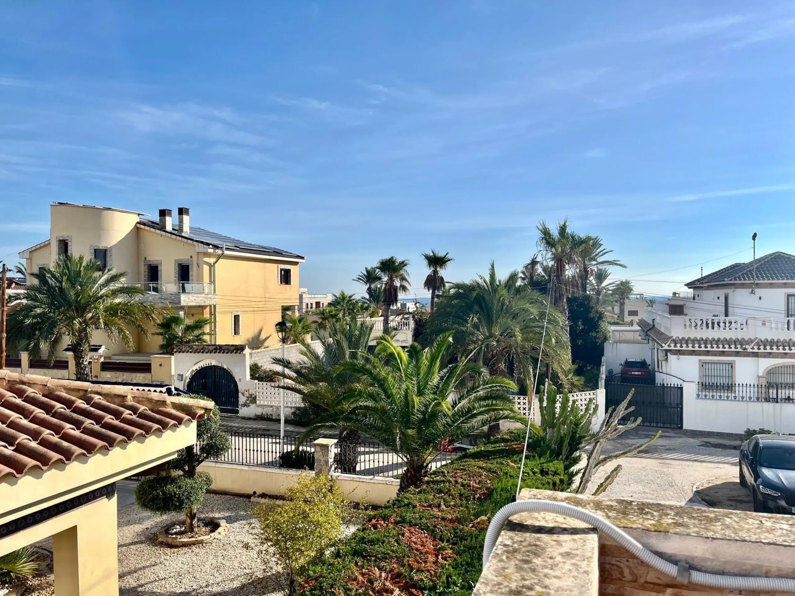 VILLA DE LUJO CON 780 M2 DE PARCELA Y A 100 METROS DE PLAYA LA MATA. 4 DORM. 4 BAÑOS. 291 M2 DE CASA.