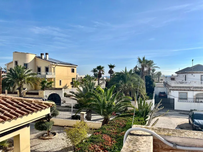 VILLA DE LUJO CON 780 M2 DE PARCELA Y A 100 METROS DE PLAYA LA MATA. 4 DORM. 4 BAÑOS. 291 M2 DE CASA.