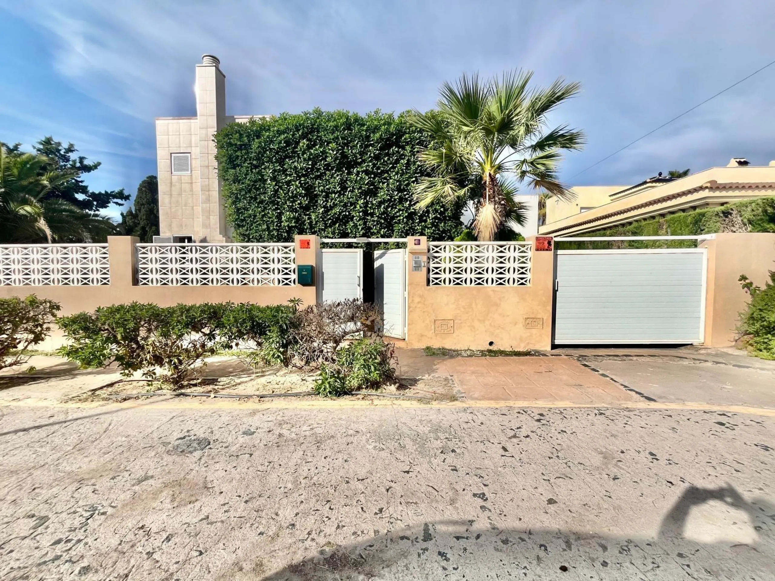 VILLA DE LUJO CON 780 M2 DE PARCELA Y A 100 METROS DE PLAYA LA MATA. 4 DORM. 4 BAÑOS. 291 M2 DE CASA.