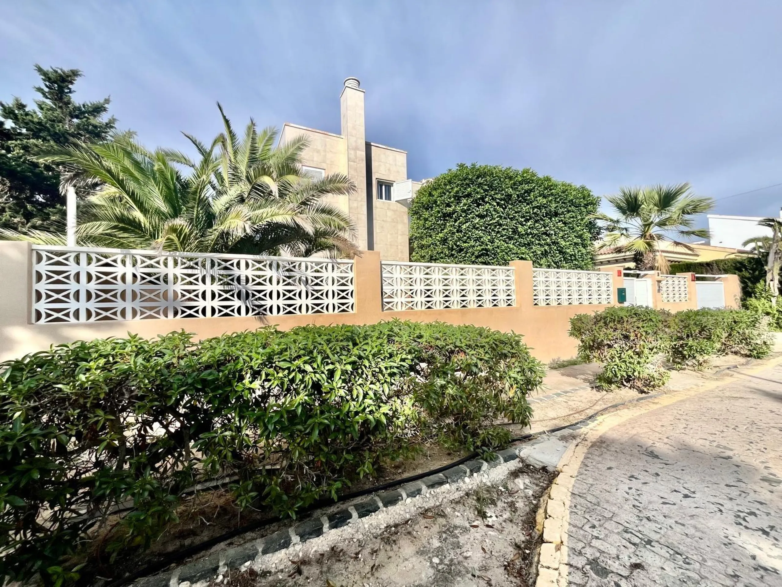 VILLA DE LUJO CON 780 M2 DE PARCELA Y A 100 METROS DE PLAYA LA MATA. 4 DORM. 4 BAÑOS. 291 M2 DE CASA.