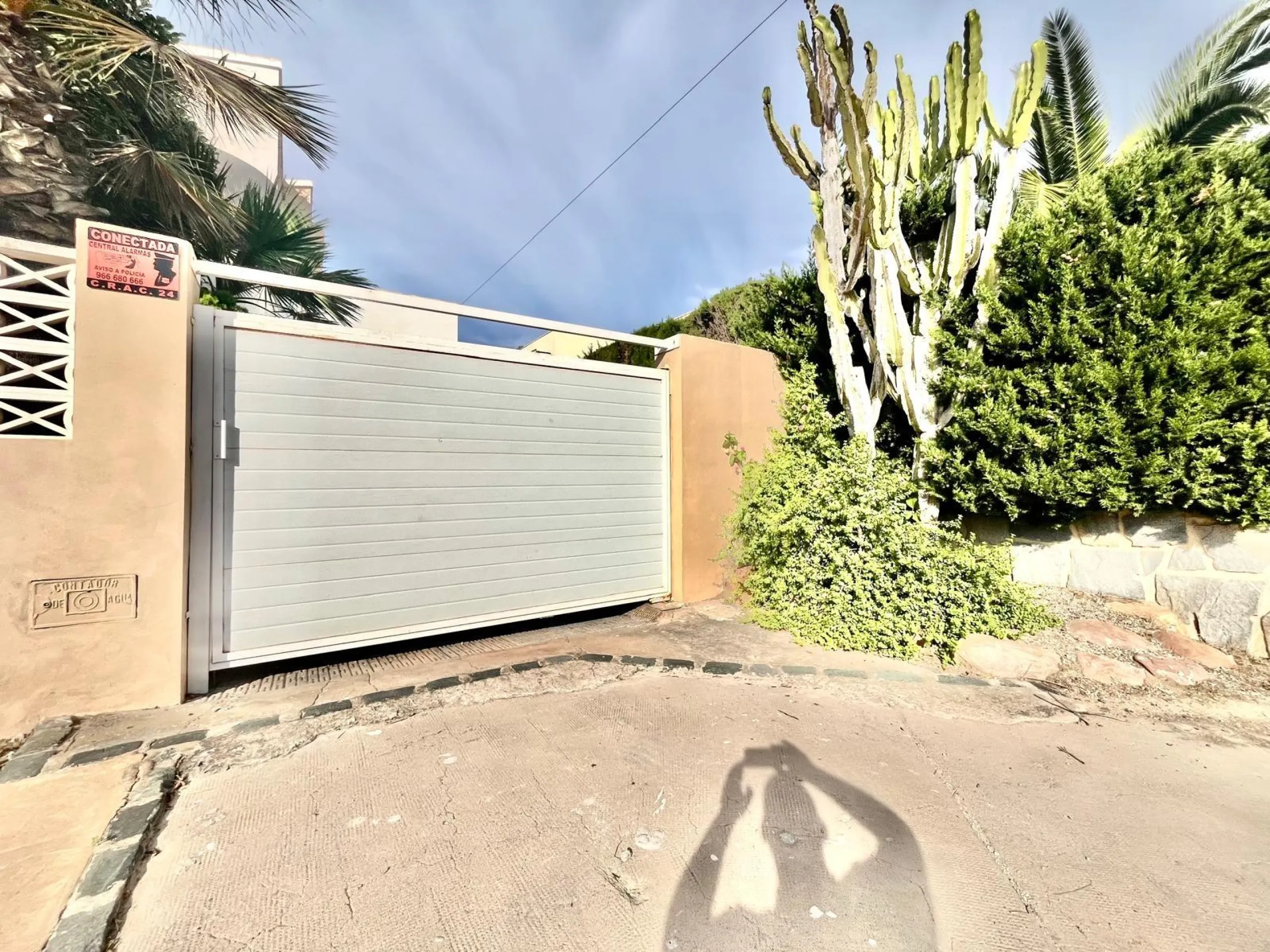 VILLA DE LUJO CON 780 M2 DE PARCELA Y A 100 METROS DE PLAYA LA MATA. 4 DORM. 4 BAÑOS. 291 M2 DE CASA.
