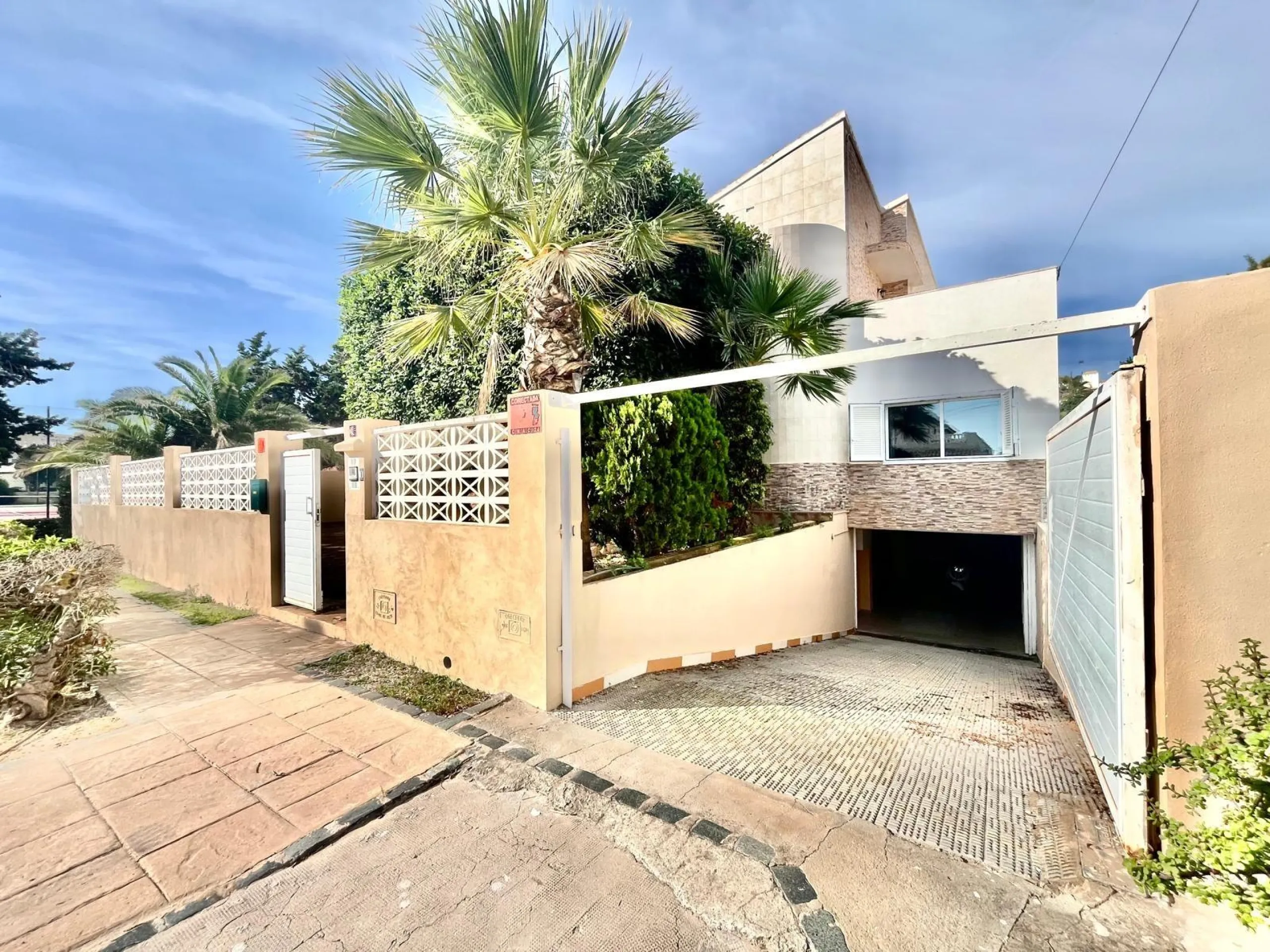 VILLA DE LUJO CON 780 M2 DE PARCELA Y A 100 METROS DE PLAYA LA MATA. 4 DORM. 4 BAÑOS. 291 M2 DE CASA.