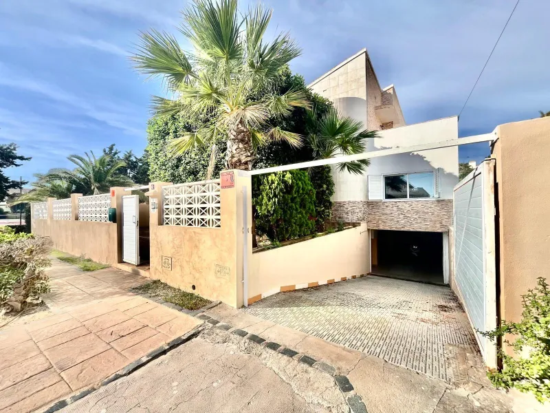 VILLA DE LUJO CON 780 M2 DE PARCELA Y A 100 METROS DE PLAYA LA MATA. 4 DORM. 4 BAÑOS. 291 M2 DE CASA.