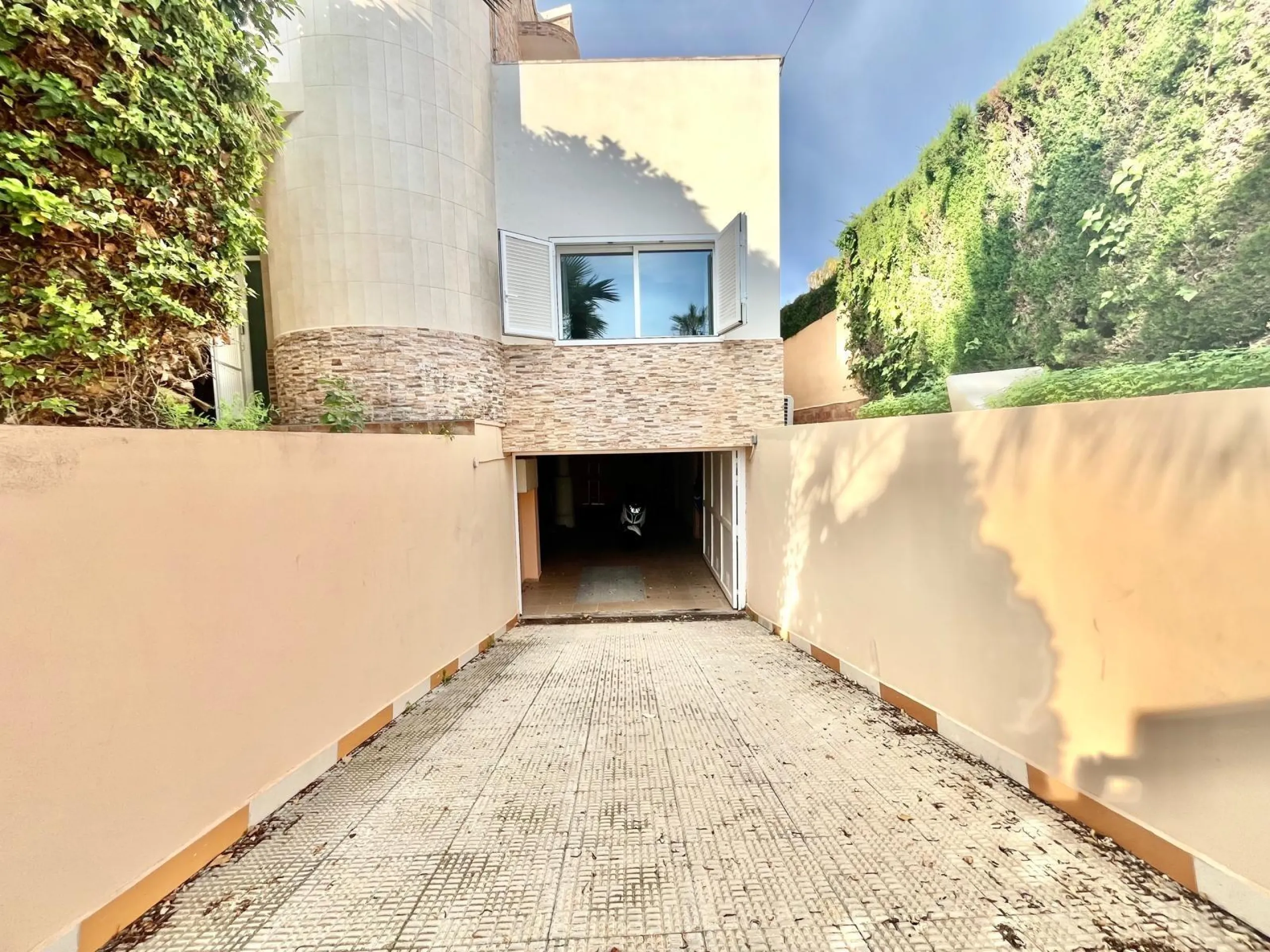 VILLA DE LUJO CON 780 M2 DE PARCELA Y A 100 METROS DE PLAYA LA MATA. 4 DORM. 4 BAÑOS. 291 M2 DE CASA.