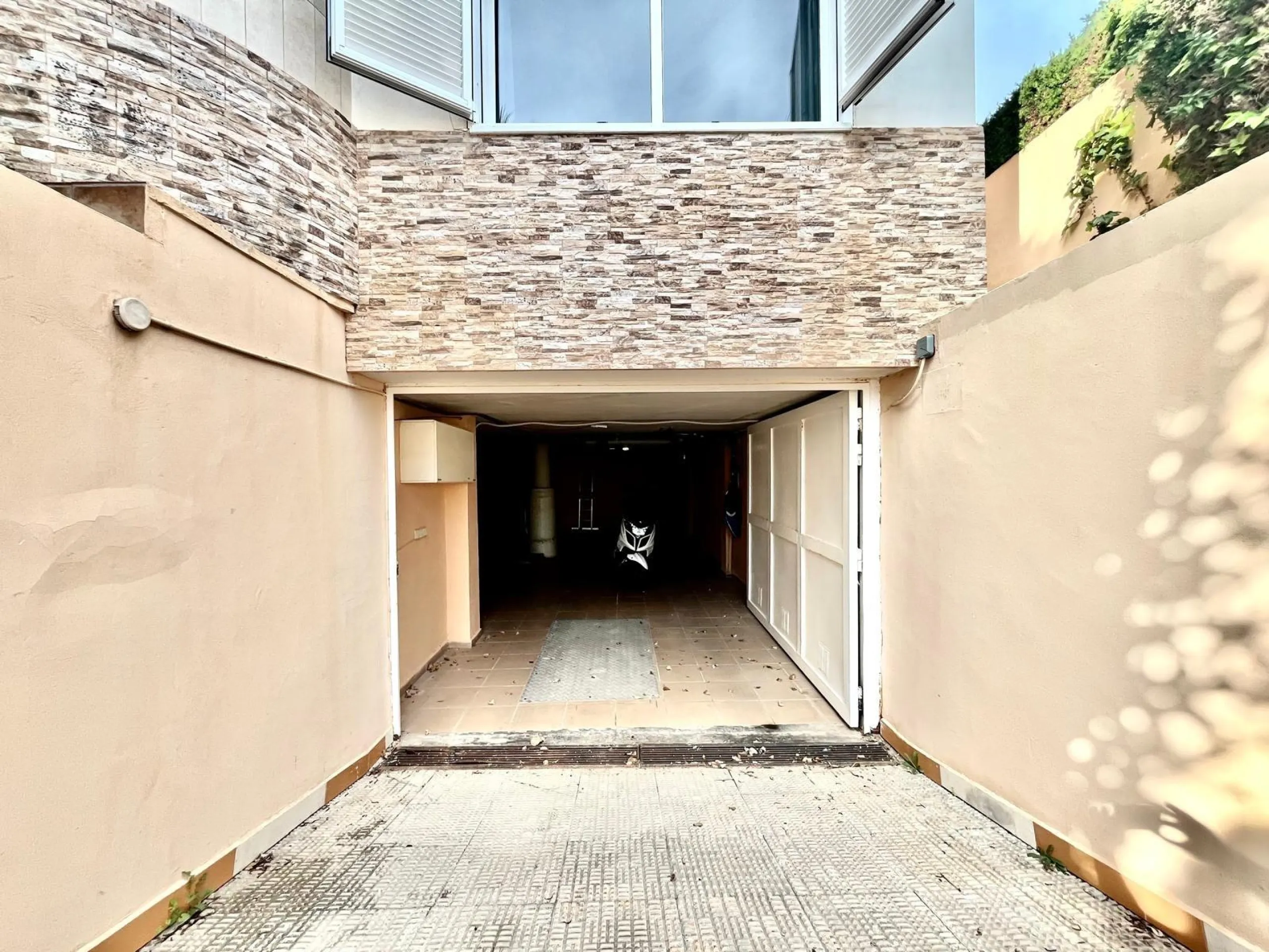 VILLA DE LUJO CON 780 M2 DE PARCELA Y A 100 METROS DE PLAYA LA MATA. 4 DORM. 4 BAÑOS. 291 M2 DE CASA.
