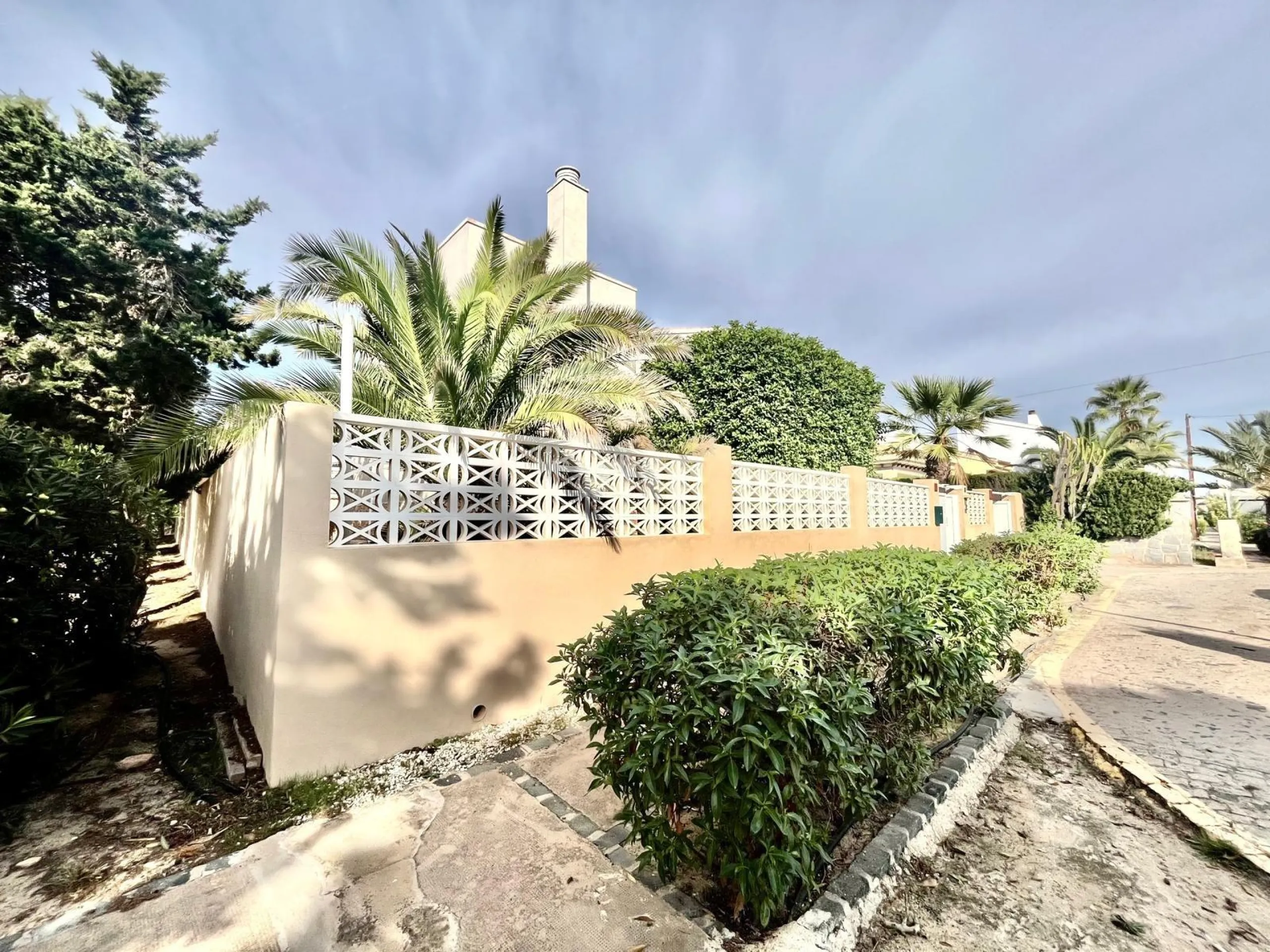 VILLA DE LUJO CON 780 M2 DE PARCELA Y A 100 METROS DE PLAYA LA MATA. 4 DORM. 4 BAÑOS. 291 M2 DE CASA.