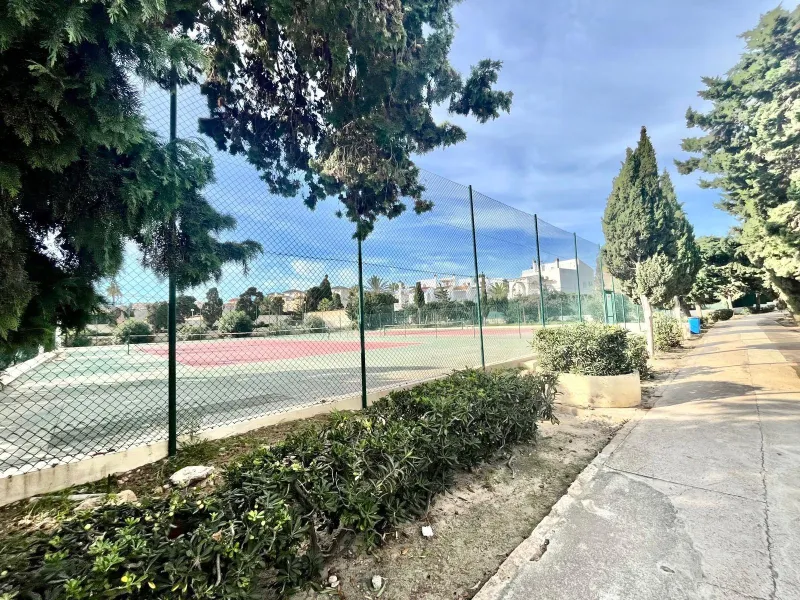 VILLA DE LUJO CON 780 M2 DE PARCELA Y A 100 METROS DE PLAYA LA MATA. 4 DORM. 4 BAÑOS. 291 M2 DE CASA.