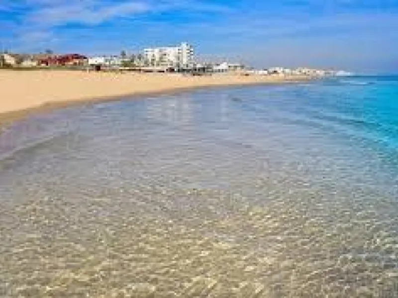 VILLA DE LUJO CON 780 M2 DE PARCELA Y A 100 METROS DE PLAYA LA MATA. 4 DORM. 4 BAÑOS. 291 M2 DE CASA.