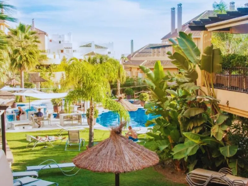 Exklusive renovierte Wohnung mit zwei Schlafzimmern in einer renommierten Hotelanlage in Nueva Andalucía, Marbella