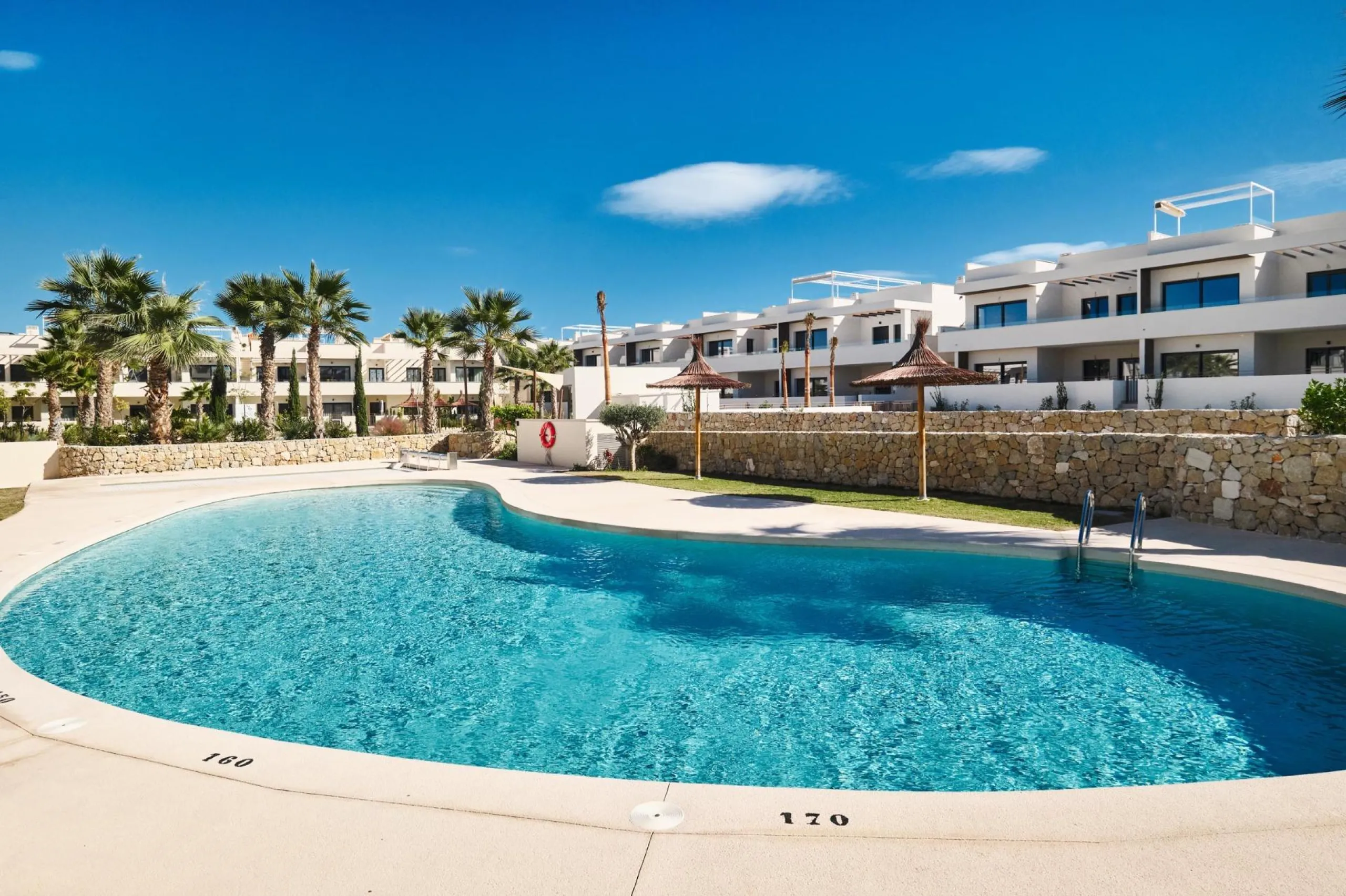 ¡Descubre tu paraíso en La Veleta, Torrevieja! 🌊🏡
