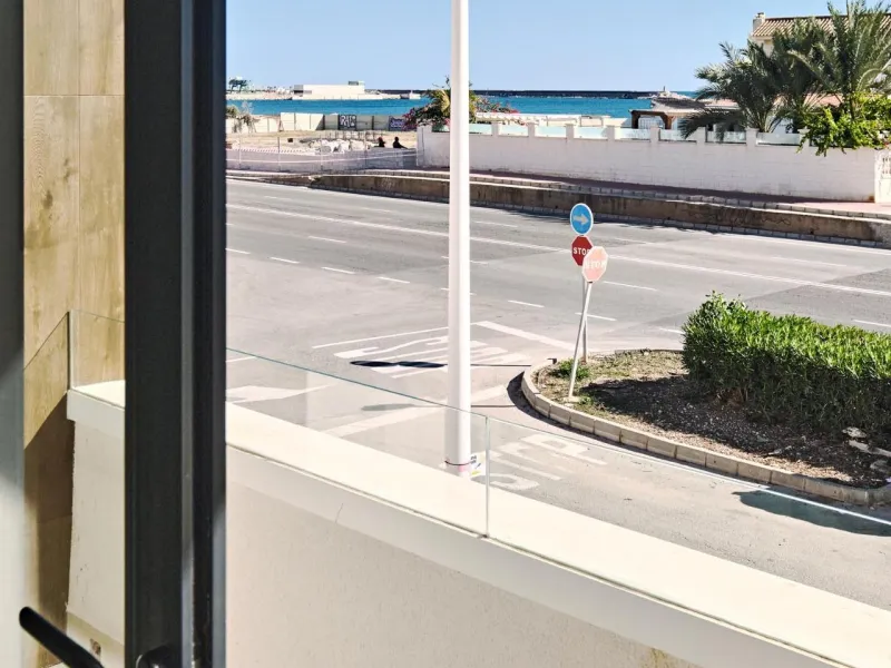 ¡Descubre tu paraíso en La Veleta, Torrevieja! 🌊🏡