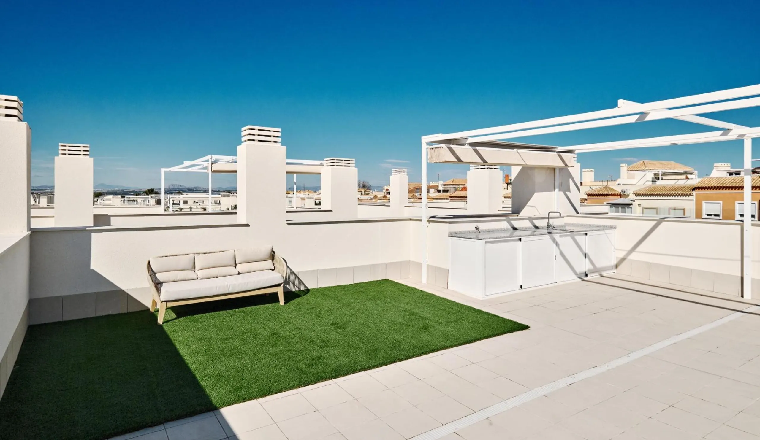 ¡Descubre tu paraíso en La Veleta, Torrevieja! 🌊🏡