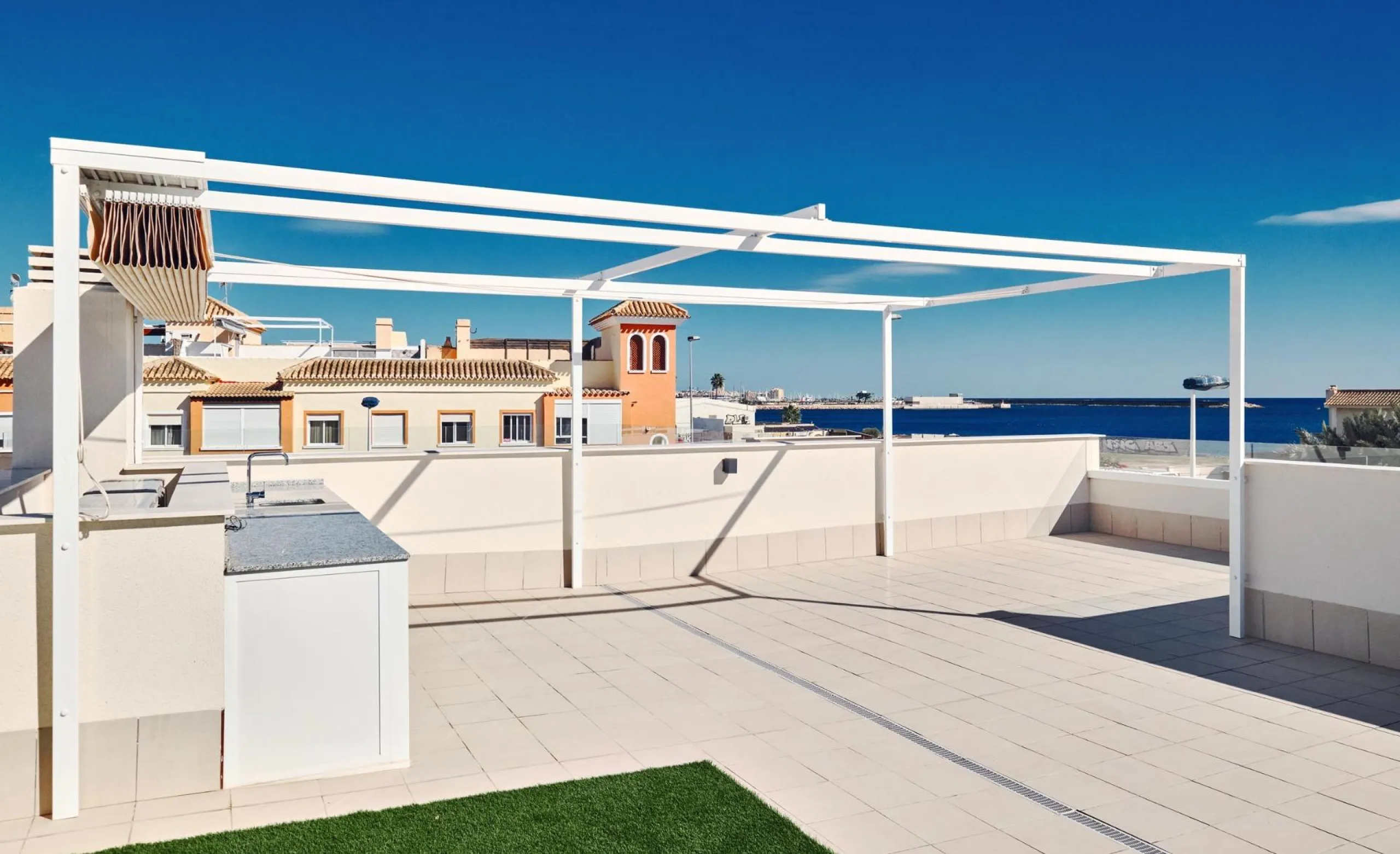 ¡Descubre tu paraíso en La Veleta, Torrevieja! 🌊🏡