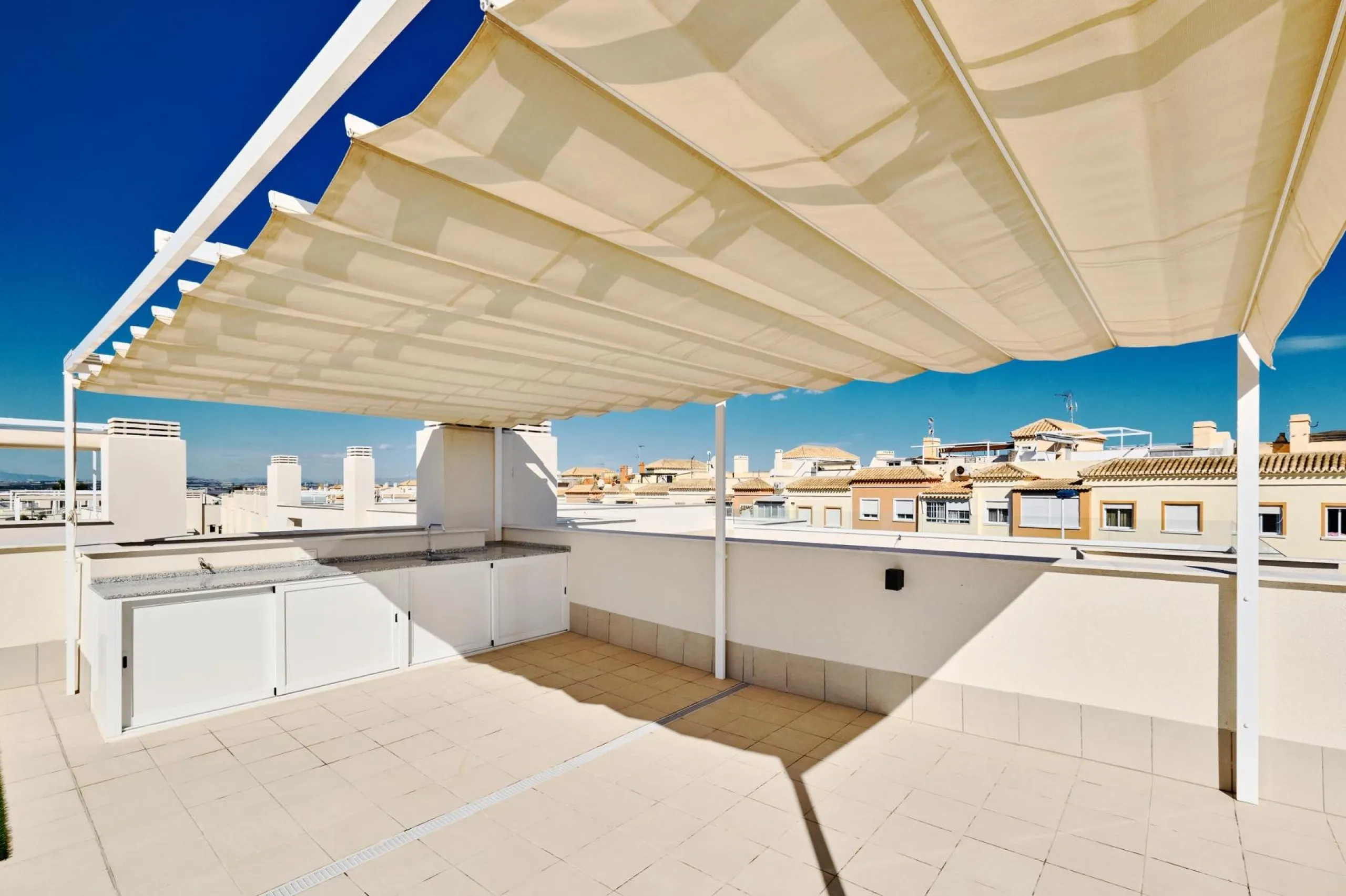 ¡Descubre tu paraíso en La Veleta, Torrevieja! 🌊🏡