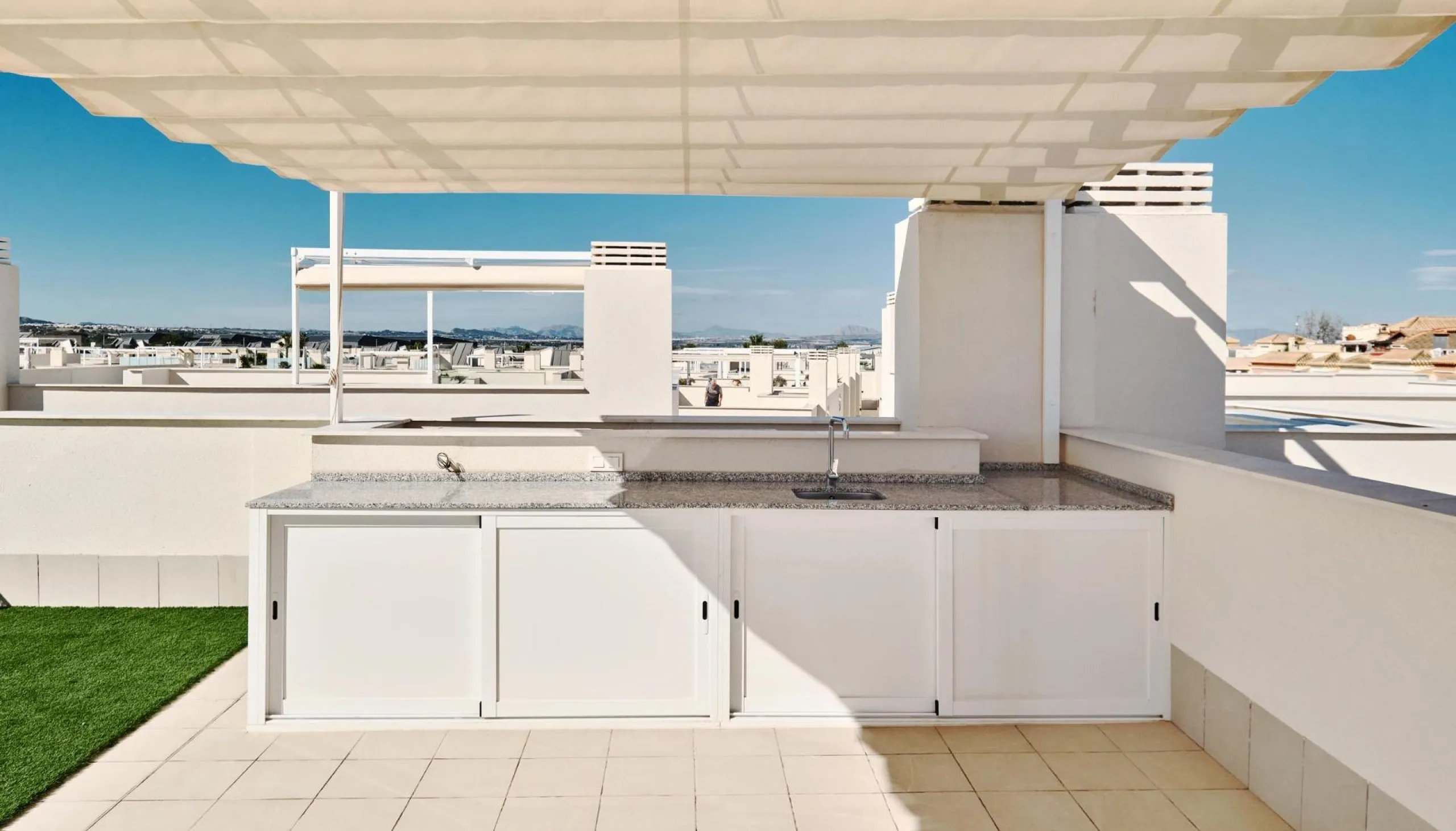 ¡Descubre tu paraíso en La Veleta, Torrevieja! 🌊🏡