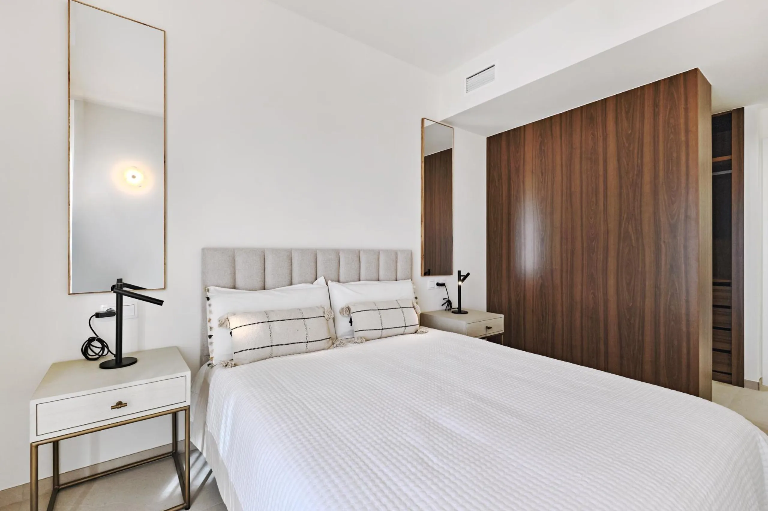 ¡Descubre tu paraíso en La Veleta, Torrevieja! 🌊🏡
