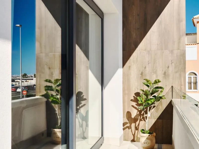 ¡Descubre tu paraíso en La Veleta, Torrevieja! 🌊🏡