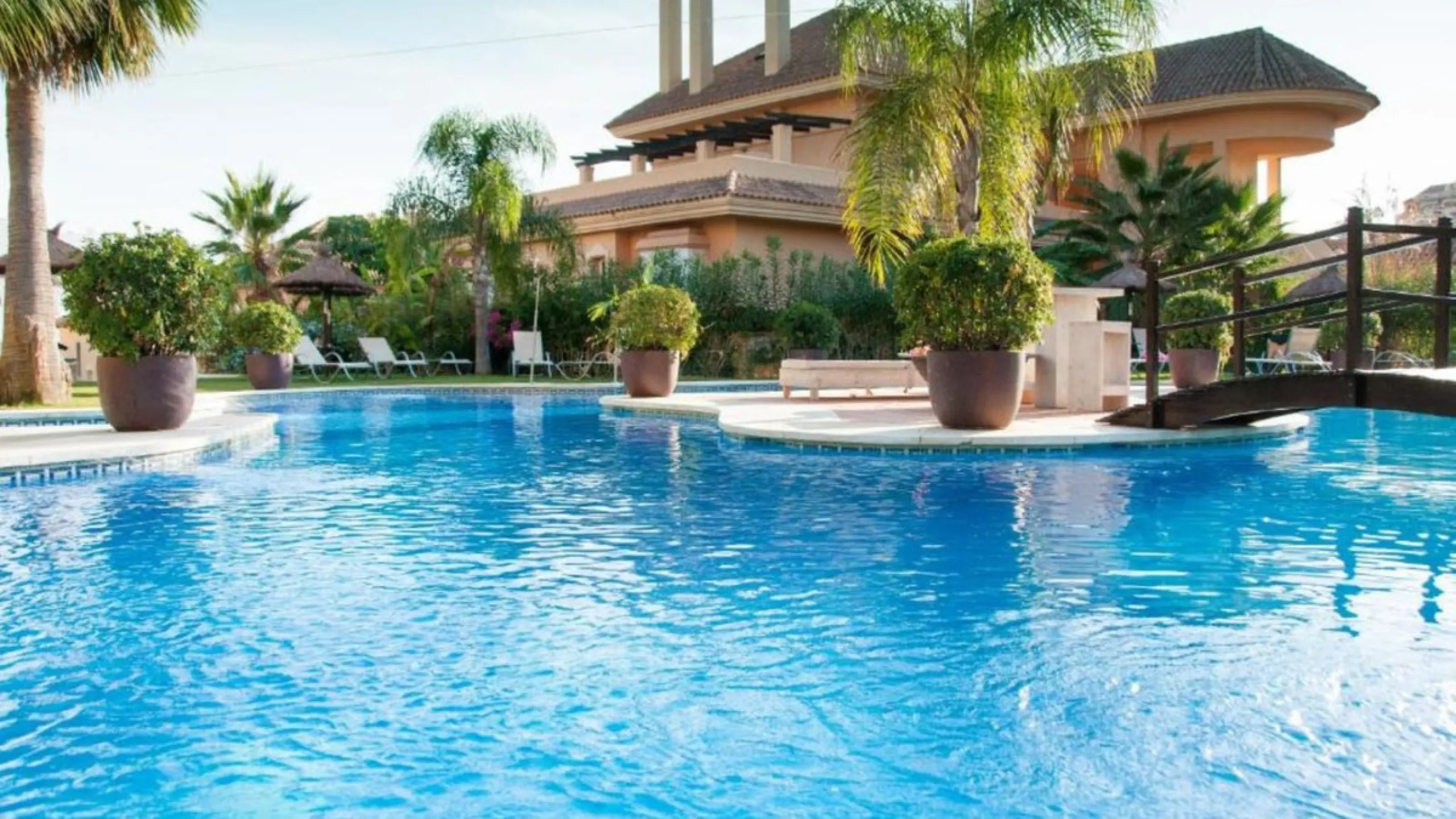 Exklusive renovierte Wohnung mit zwei Schlafzimmern in einer renommierten Hotelanlage in Nueva Andalucía, Marbella