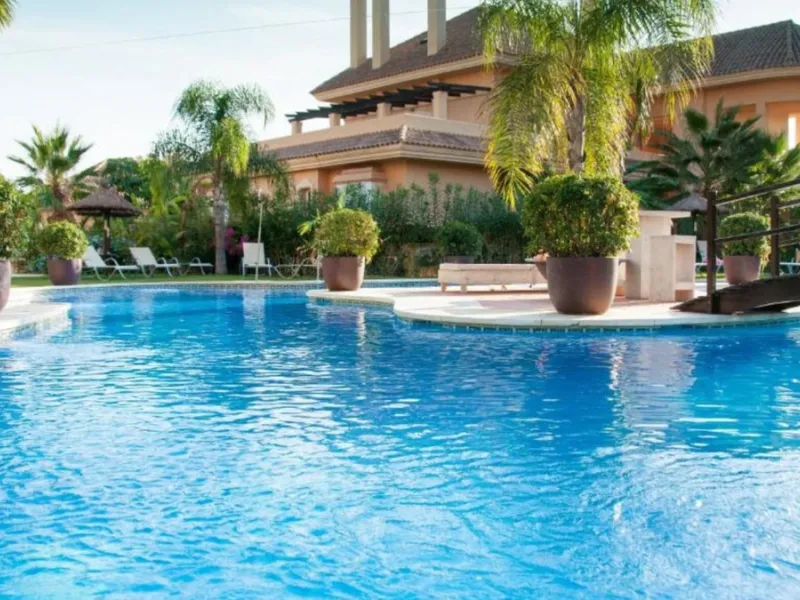 Exklusive renovierte Wohnung mit zwei Schlafzimmern in einer renommierten Hotelanlage in Nueva Andalucía, Marbella