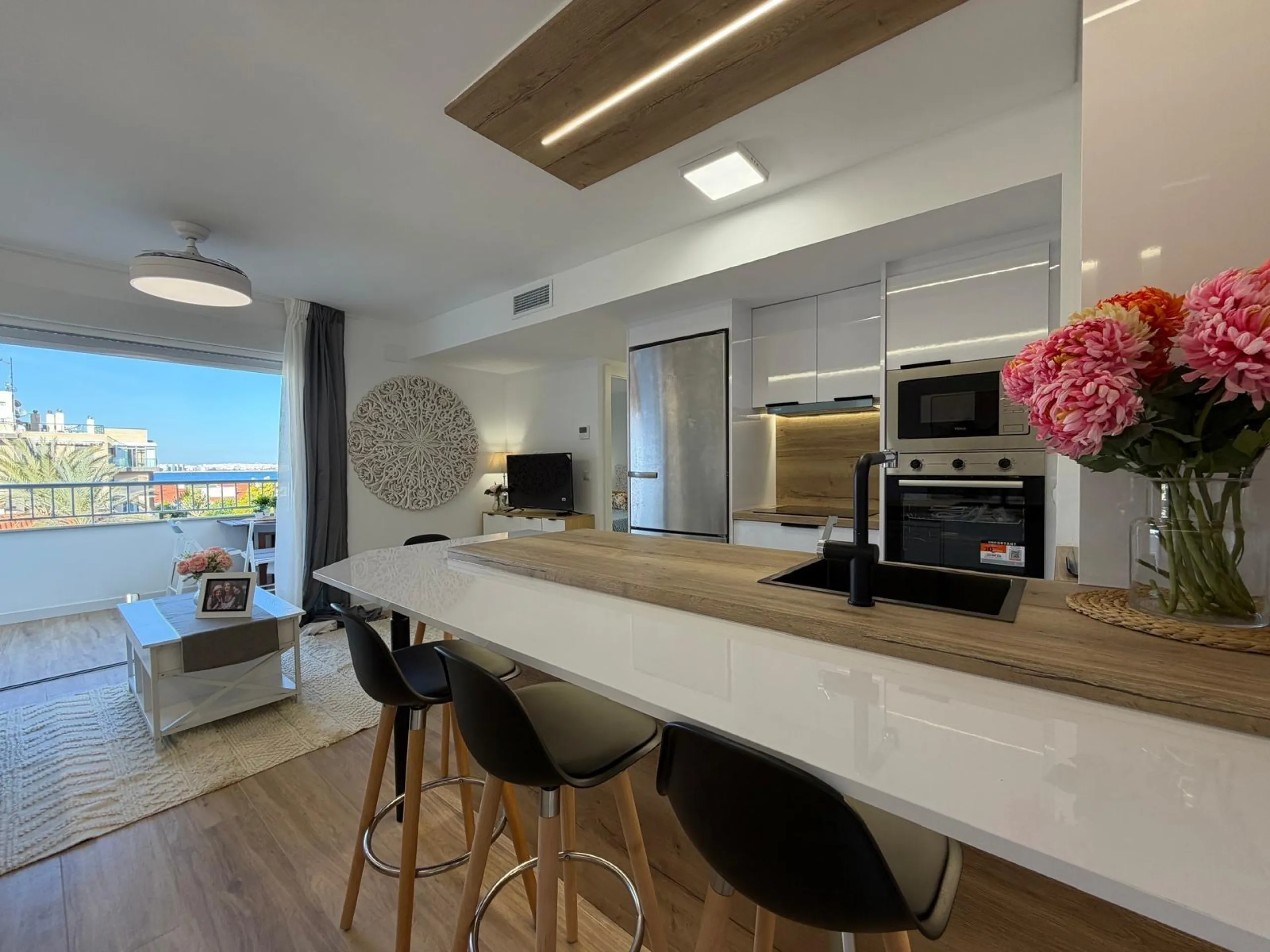 APARTAMENTO TOTALMENTE REFORMADO CON VISTAS AL MAR CON GARAJE+TRASTERO (OPCIONAL). 3 DORM. 2 BAÑOS. SUPERFICIE 92 M2.