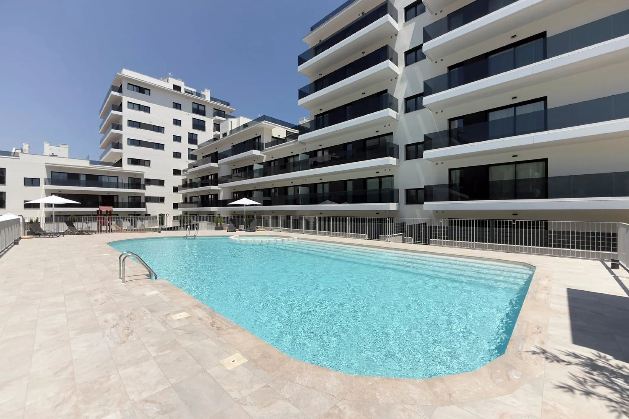 Obra nueva con terrazas, piscina y zonas comunitarias en Sant Boi de Llobregat, Barcelona