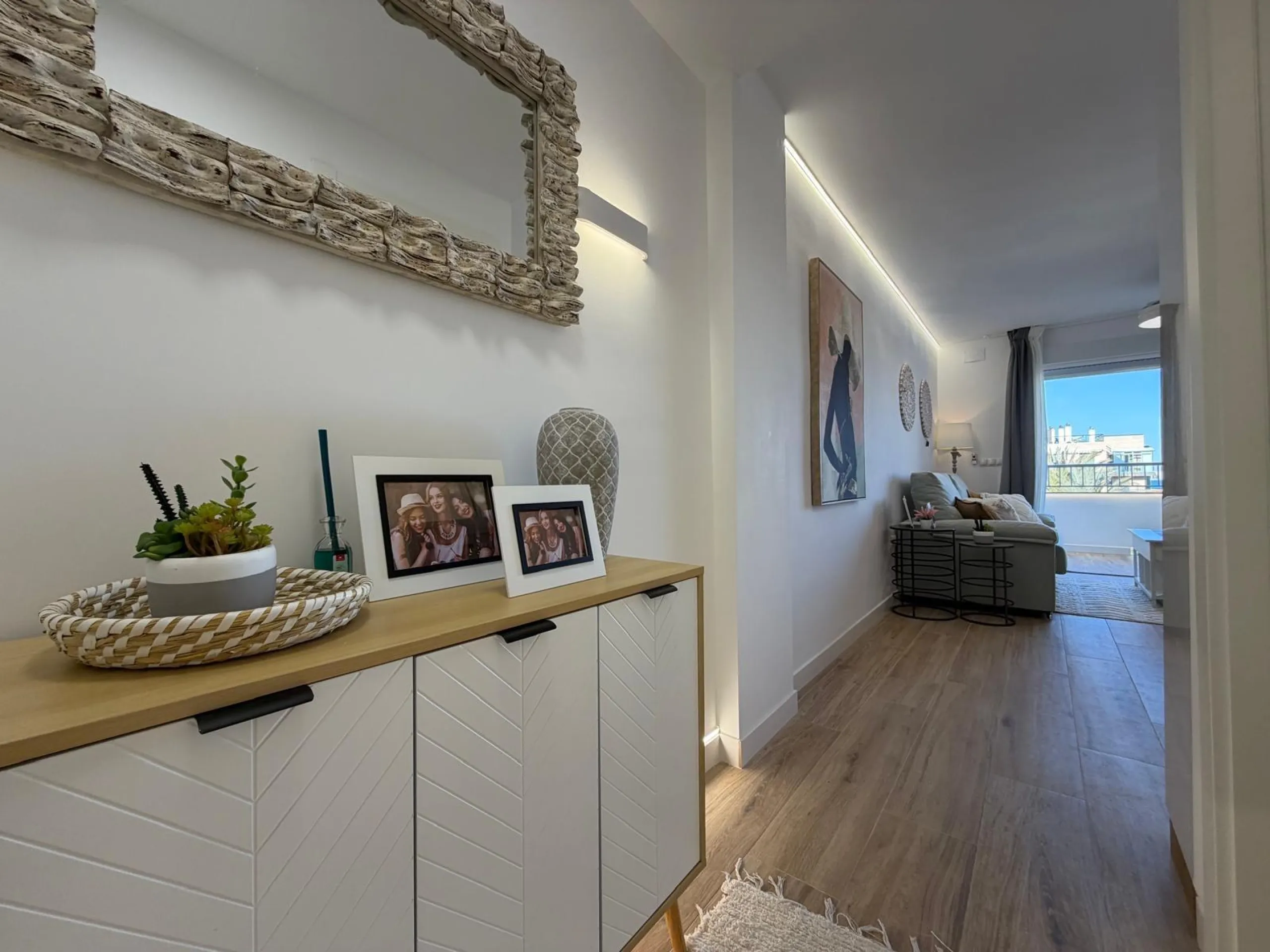 APARTAMENTO TOTALMENTE REFORMADO CON VISTAS AL MAR CON GARAJE+TRASTERO (OPCIONAL). 3 DORM. 2 BAÑOS. SUPERFICIE 92 M2.