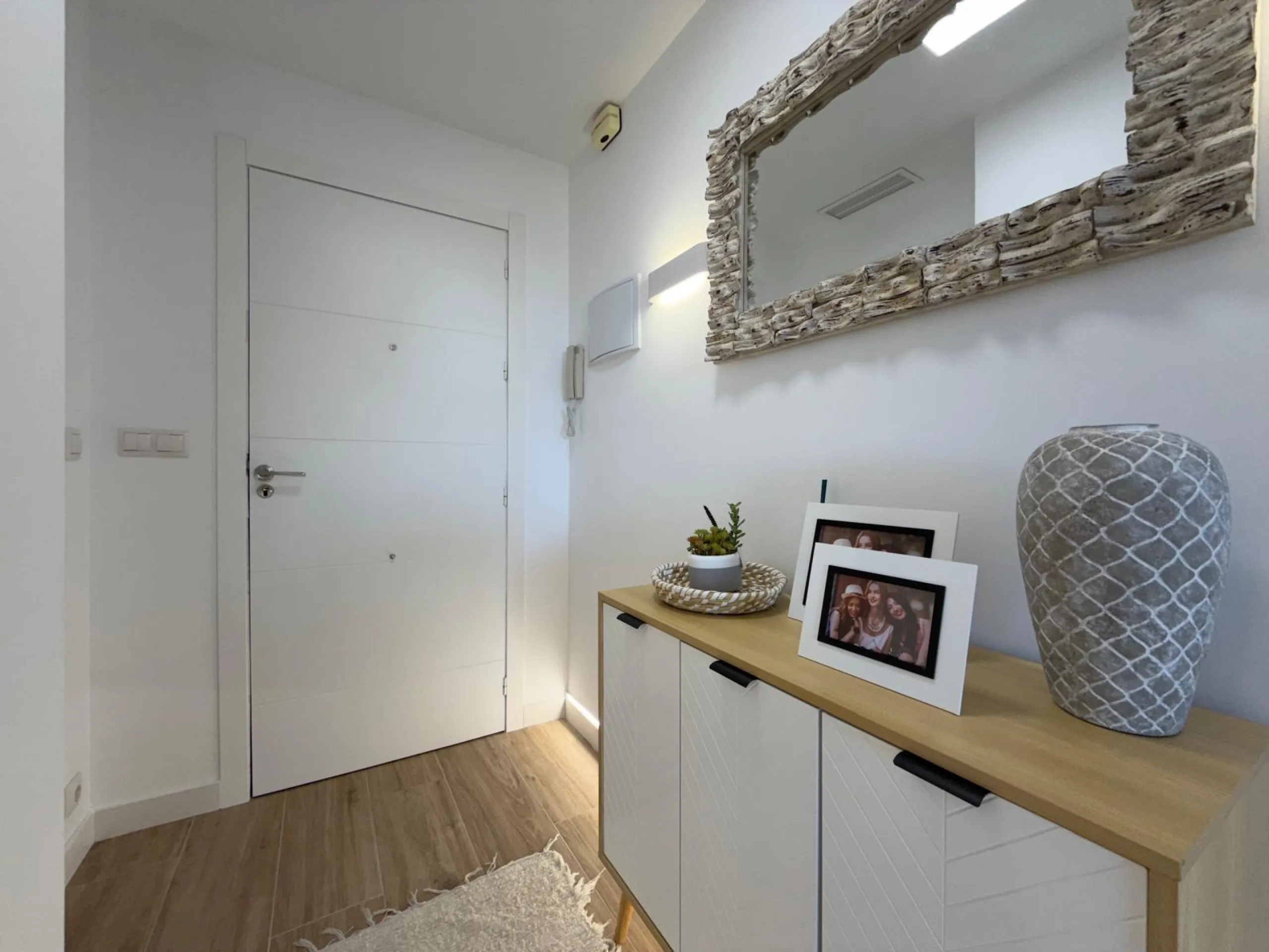 APARTAMENTO TOTALMENTE REFORMADO CON VISTAS AL MAR CON GARAJE+TRASTERO (OPCIONAL). 3 DORM. 2 BAÑOS. SUPERFICIE 92 M2.