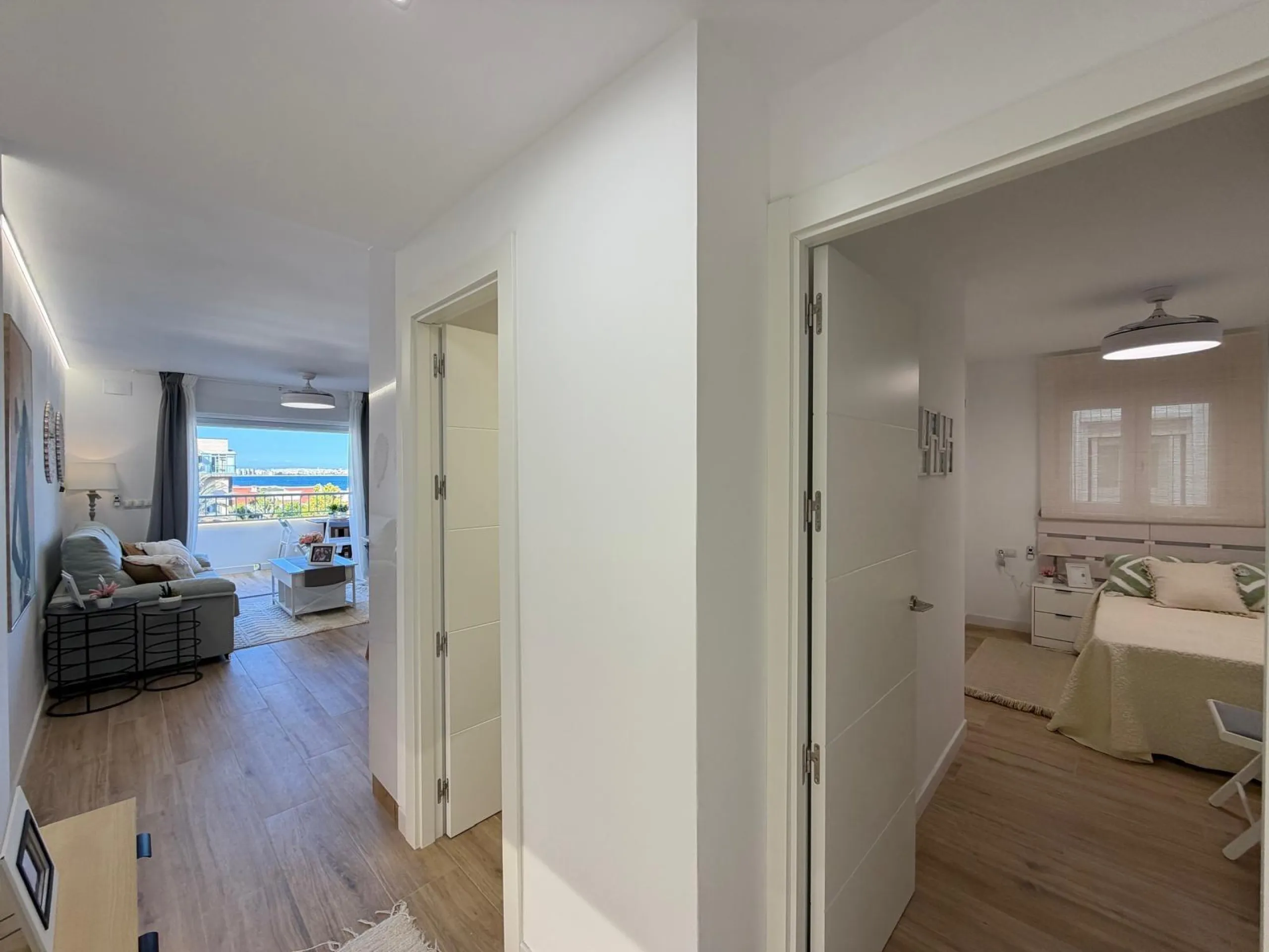 APARTAMENTO TOTALMENTE REFORMADO CON VISTAS AL MAR CON GARAJE+TRASTERO (OPCIONAL). 3 DORM. 2 BAÑOS. SUPERFICIE 92 M2.