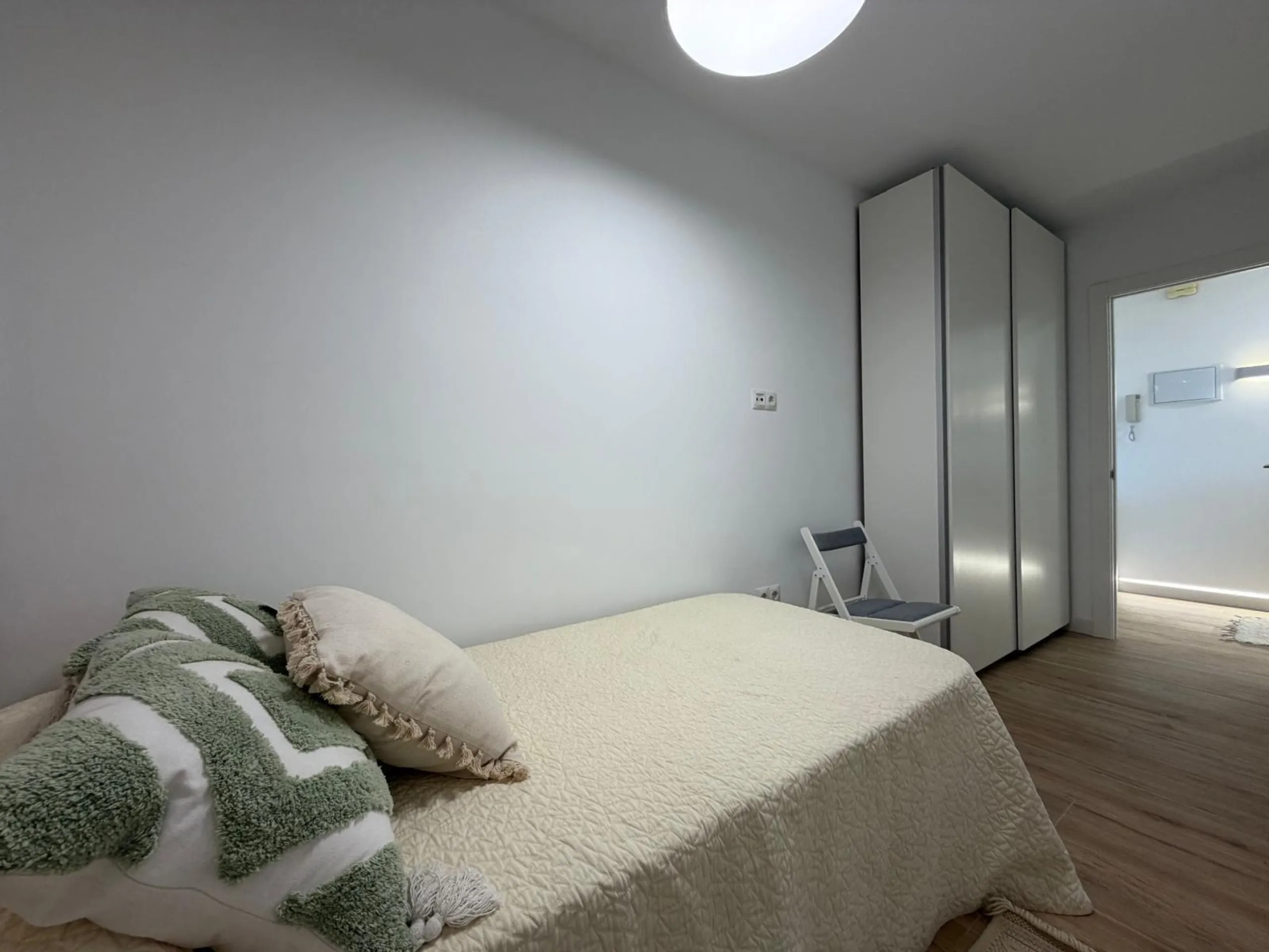 APARTAMENTO TOTALMENTE REFORMADO CON VISTAS AL MAR CON GARAJE+TRASTERO (OPCIONAL). 3 DORM. 2 BAÑOS. SUPERFICIE 92 M2.