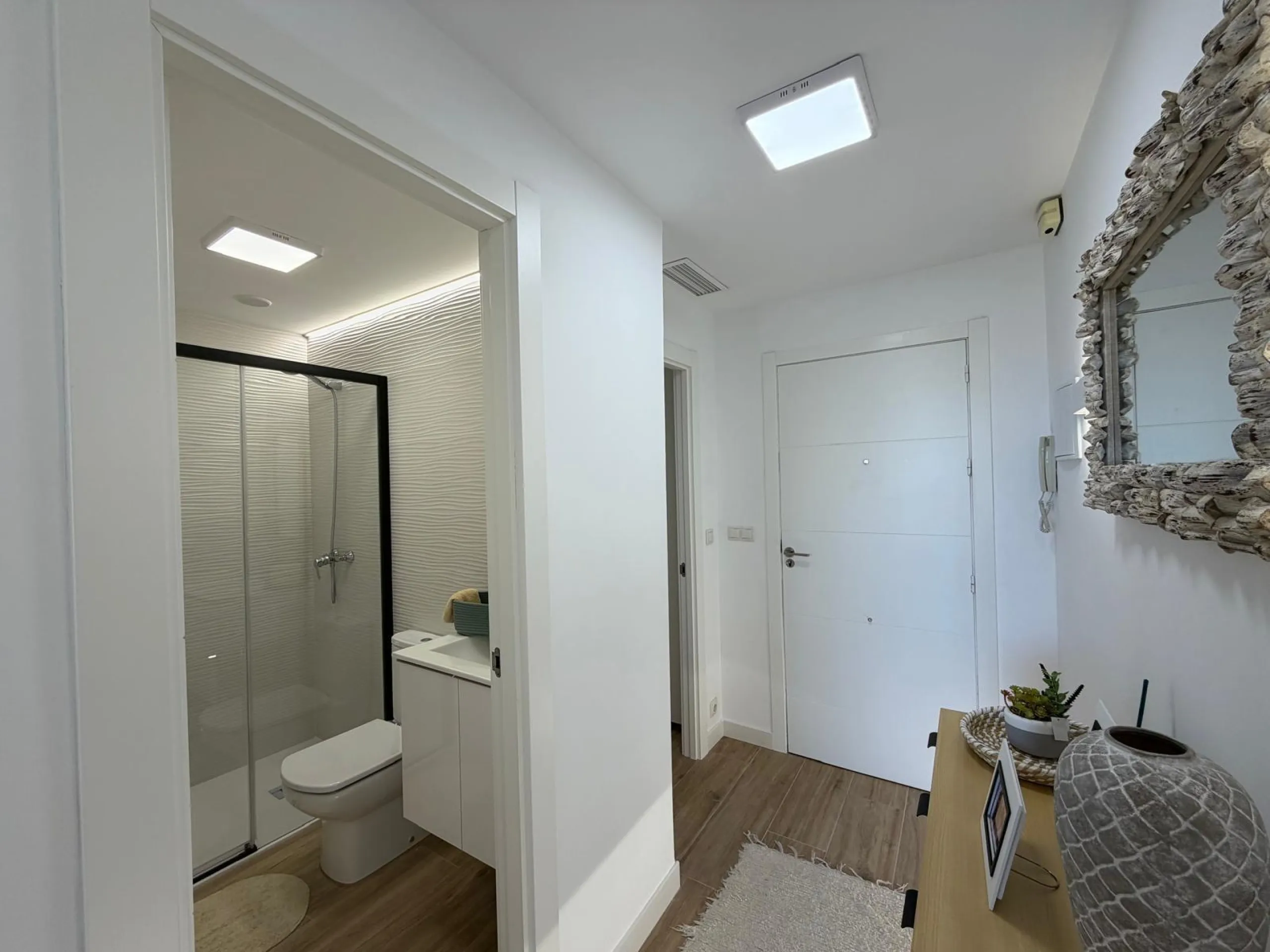 APARTAMENTO TOTALMENTE REFORMADO CON VISTAS AL MAR CON GARAJE+TRASTERO (OPCIONAL). 3 DORM. 2 BAÑOS. SUPERFICIE 92 M2.