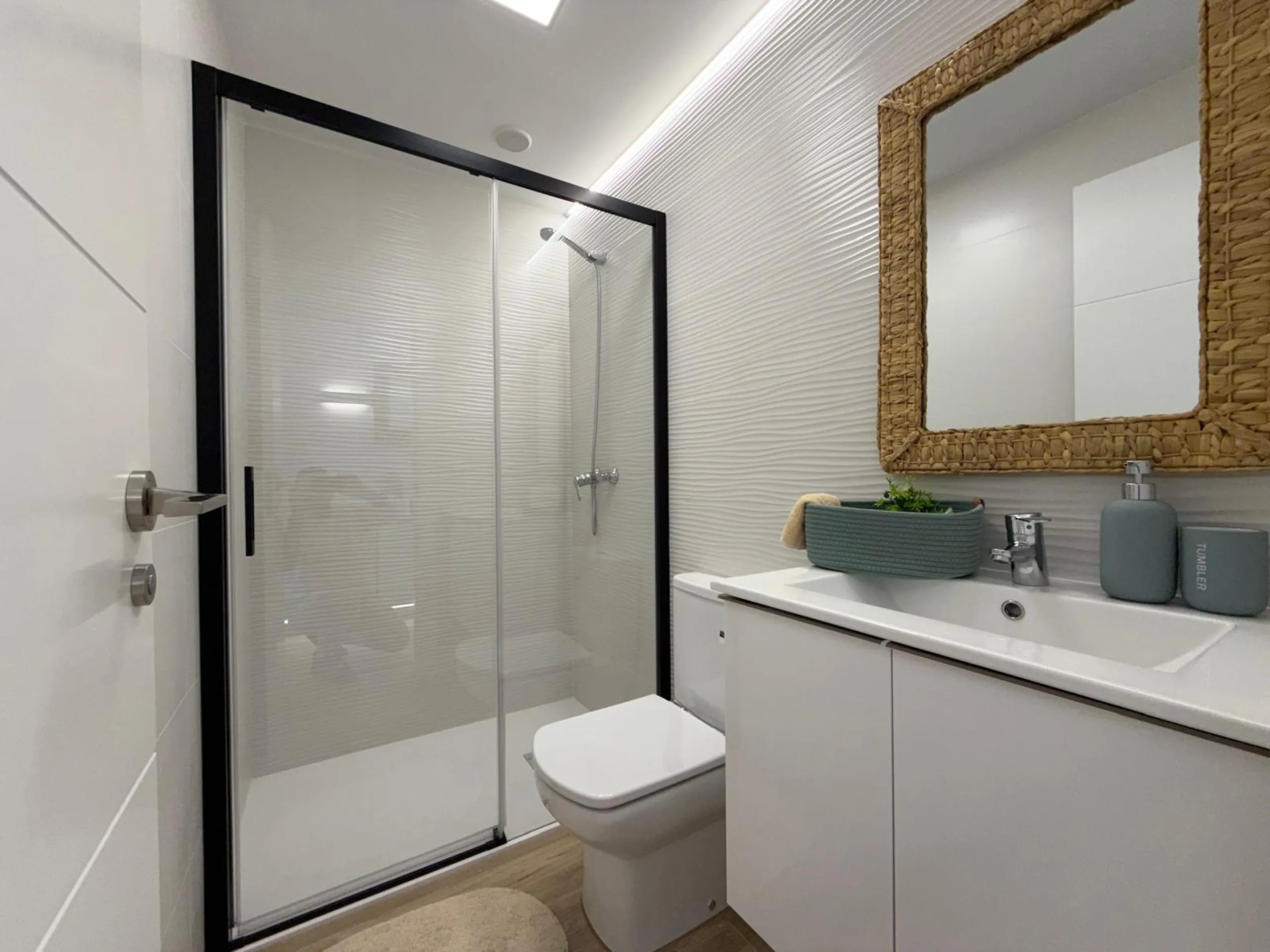 APARTAMENTO TOTALMENTE REFORMADO CON VISTAS AL MAR CON GARAJE+TRASTERO (OPCIONAL). 3 DORM. 2 BAÑOS. SUPERFICIE 92 M2.