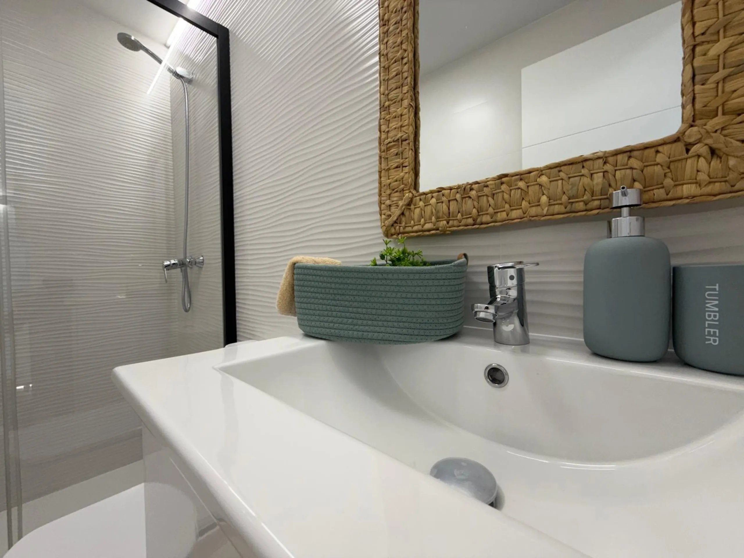 APARTAMENTO TOTALMENTE REFORMADO CON VISTAS AL MAR CON GARAJE+TRASTERO (OPCIONAL). 3 DORM. 2 BAÑOS. SUPERFICIE 92 M2.
