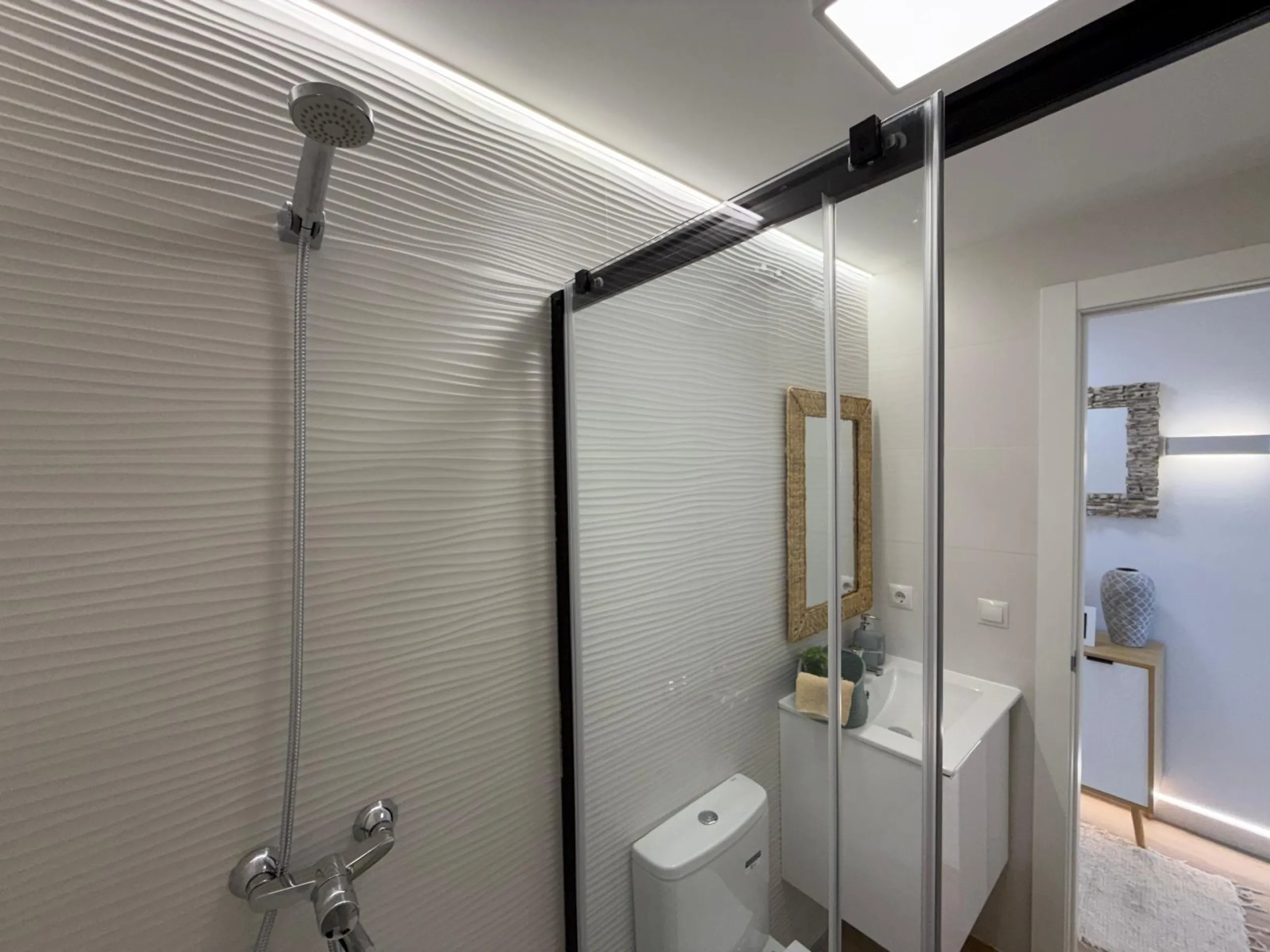 APARTAMENTO TOTALMENTE REFORMADO CON VISTAS AL MAR CON GARAJE+TRASTERO (OPCIONAL). 3 DORM. 2 BAÑOS. SUPERFICIE 92 M2.