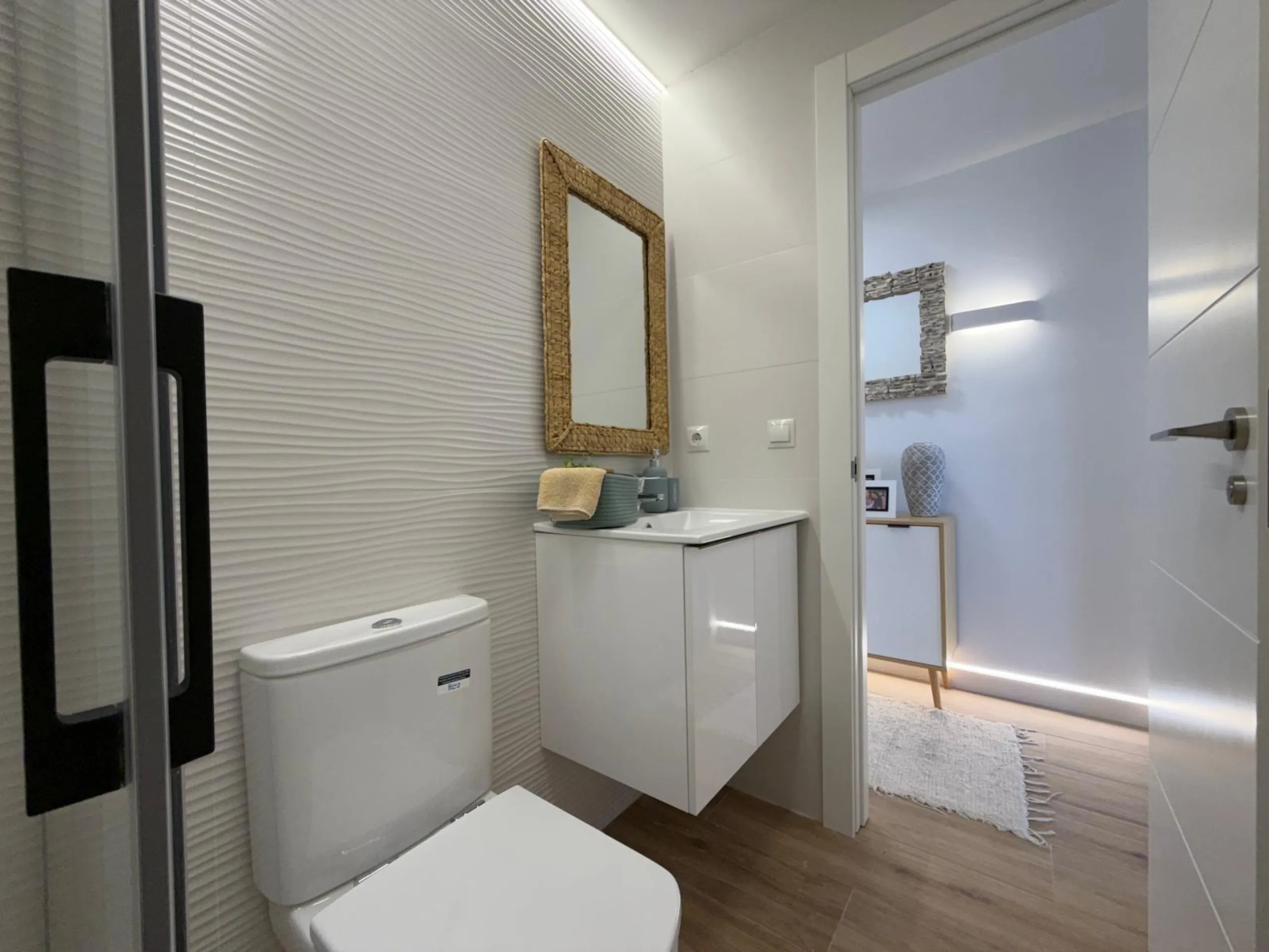 APARTAMENTO TOTALMENTE REFORMADO CON VISTAS AL MAR CON GARAJE+TRASTERO (OPCIONAL). 3 DORM. 2 BAÑOS. SUPERFICIE 92 M2.