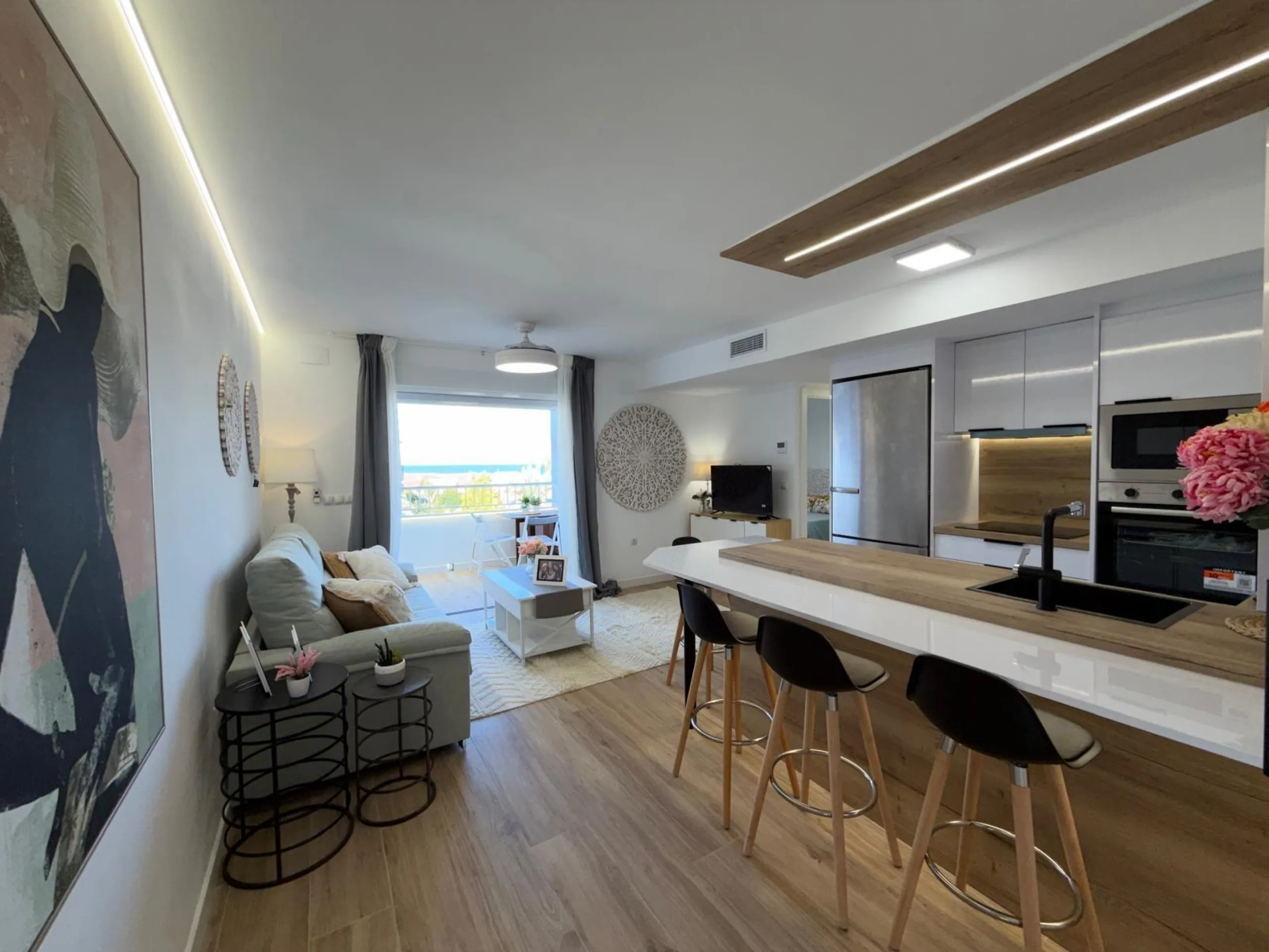 APARTAMENTO TOTALMENTE REFORMADO CON VISTAS AL MAR CON GARAJE+TRASTERO (OPCIONAL). 3 DORM. 2 BAÑOS. SUPERFICIE 92 M2.