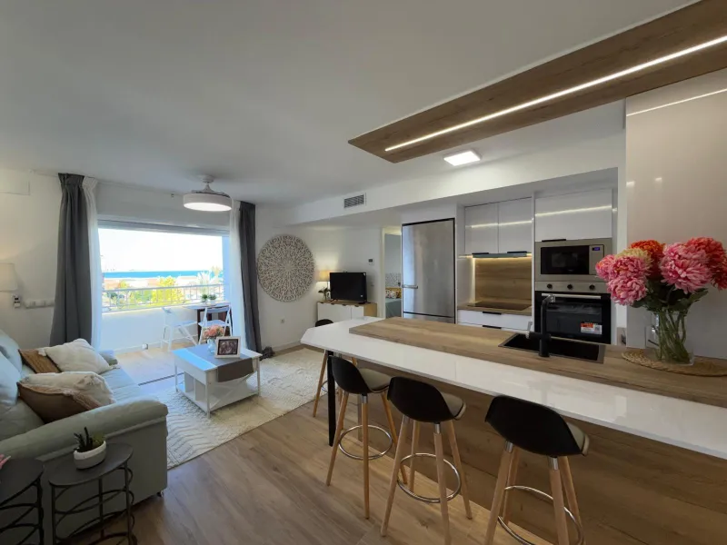 APARTAMENTO TOTALMENTE REFORMADO CON VISTAS AL MAR CON GARAJE+TRASTERO (OPCIONAL). 3 DORM. 2 BAÑOS. SUPERFICIE 92 M2.