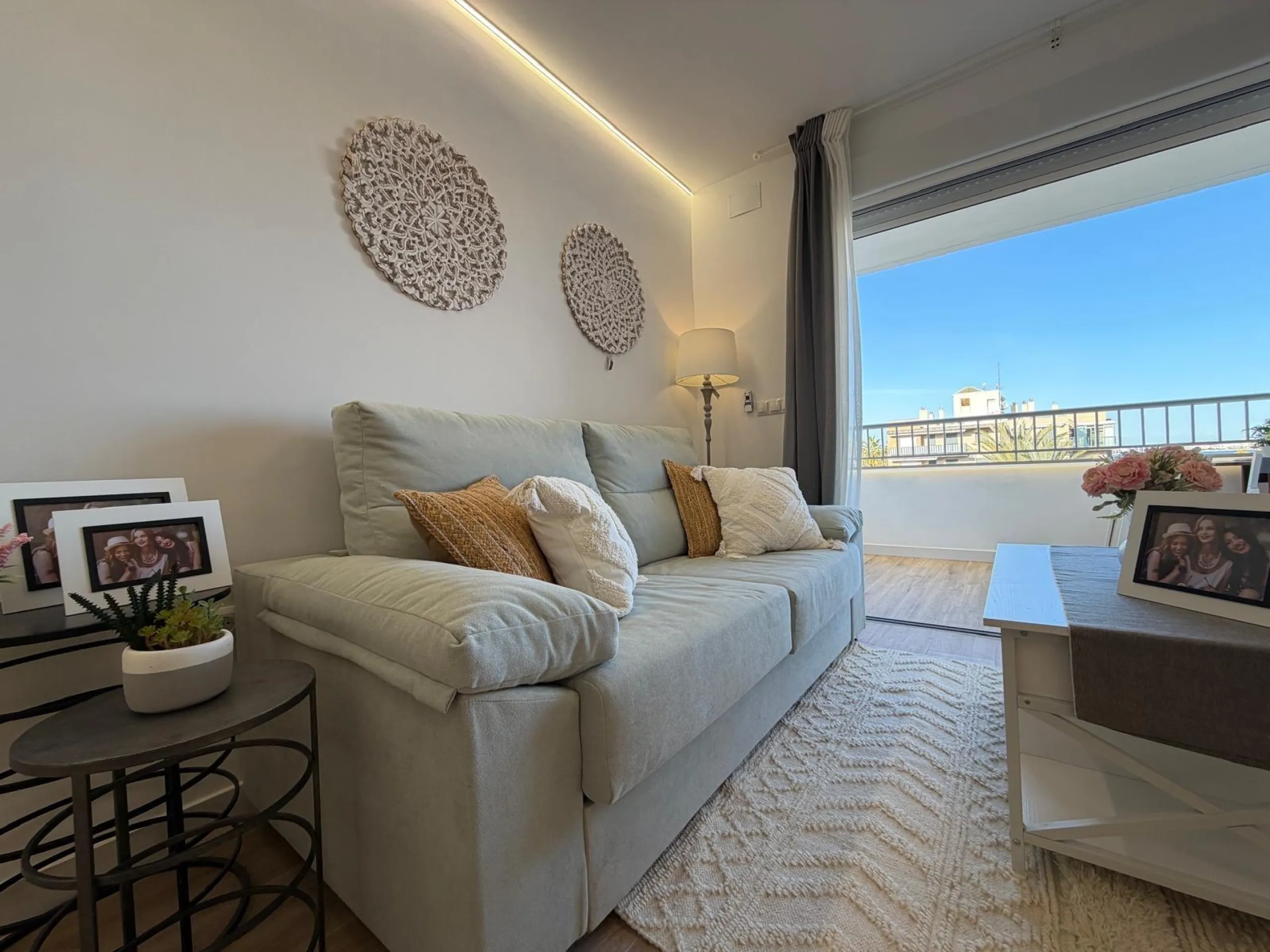 APARTAMENTO TOTALMENTE REFORMADO CON VISTAS AL MAR CON GARAJE+TRASTERO (OPCIONAL). 3 DORM. 2 BAÑOS. SUPERFICIE 92 M2.