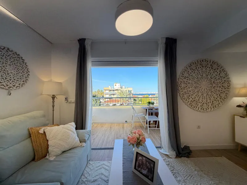 APARTAMENTO TOTALMENTE REFORMADO CON VISTAS AL MAR CON GARAJE+TRASTERO (OPCIONAL). 3 DORM. 2 BAÑOS. SUPERFICIE 92 M2.