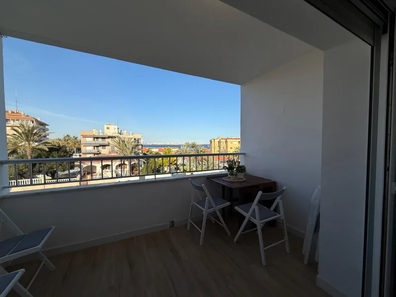 APARTAMENTO TOTALMENTE REFORMADO CON VISTAS AL MAR CON GARAJE+TRASTERO (OPCIONAL). 3 DORM. 2 BAÑOS. SUPERFICIE 92 M2.