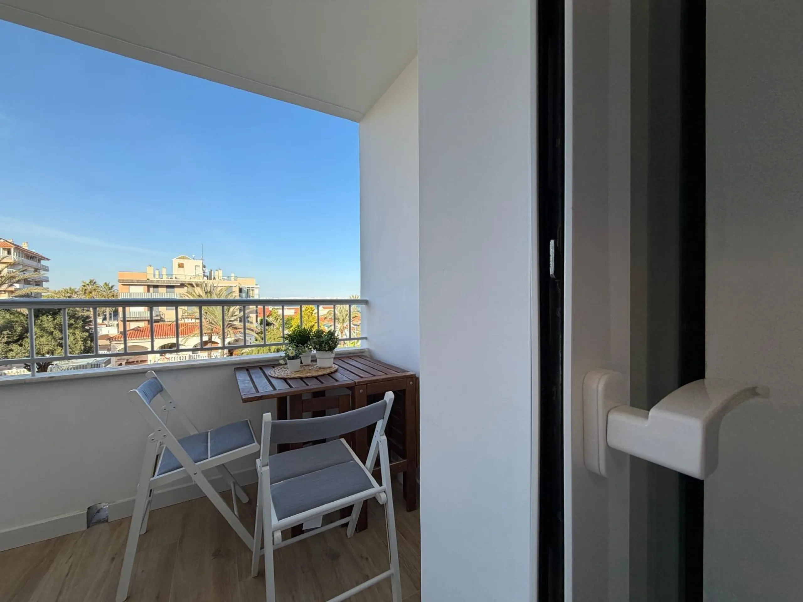 APARTAMENTO TOTALMENTE REFORMADO CON VISTAS AL MAR CON GARAJE+TRASTERO (OPCIONAL). 3 DORM. 2 BAÑOS. SUPERFICIE 92 M2.