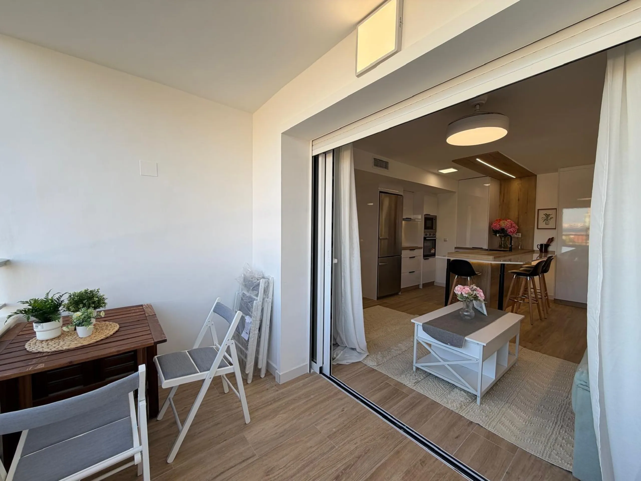 APARTAMENTO TOTALMENTE REFORMADO CON VISTAS AL MAR CON GARAJE+TRASTERO (OPCIONAL). 3 DORM. 2 BAÑOS. SUPERFICIE 92 M2.