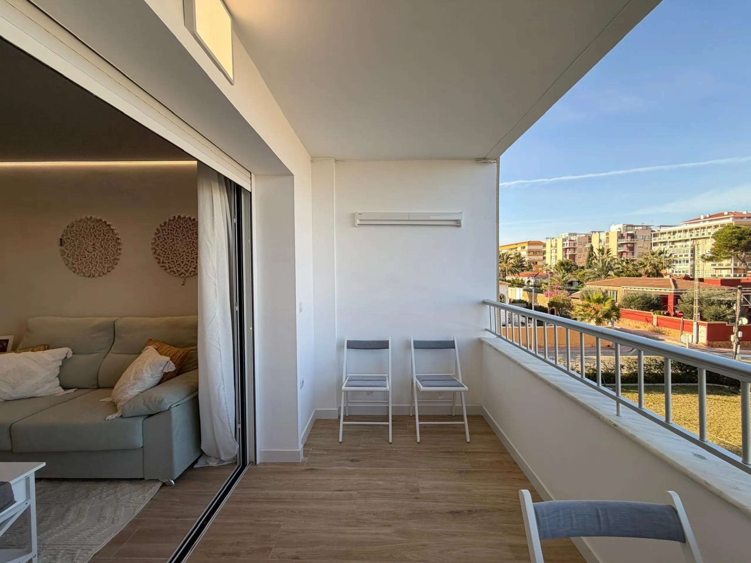 APARTAMENTO TOTALMENTE REFORMADO CON VISTAS AL MAR CON GARAJE+TRASTERO (OPCIONAL). 3 DORM. 2 BAÑOS. SUPERFICIE 92 M2.