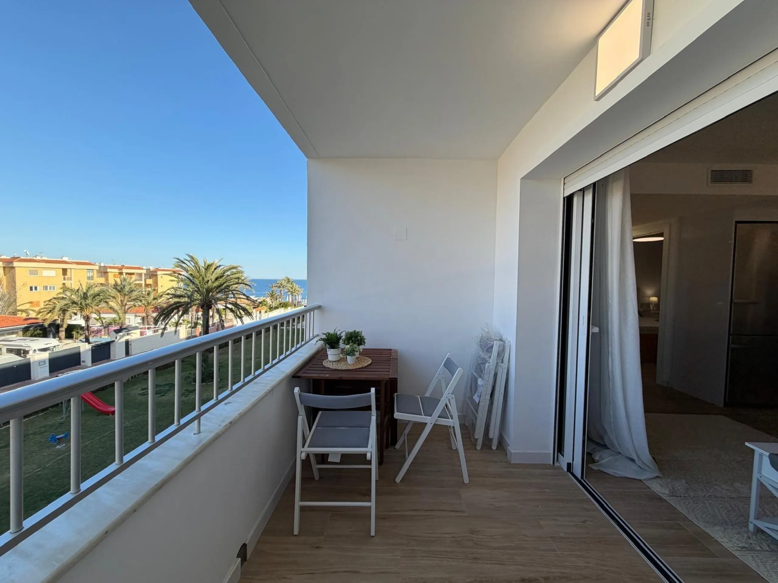 APARTAMENTO TOTALMENTE REFORMADO CON VISTAS AL MAR CON GARAJE+TRASTERO (OPCIONAL). 3 DORM. 2 BAÑOS. SUPERFICIE 92 M2.