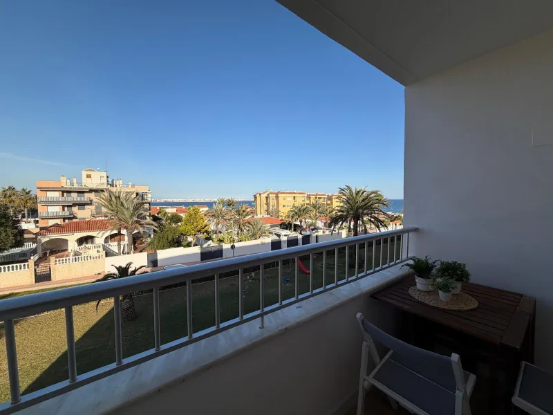 APARTAMENTO TOTALMENTE REFORMADO CON VISTAS AL MAR CON GARAJE+TRASTERO (OPCIONAL). 3 DORM. 2 BAÑOS. SUPERFICIE 92 M2.