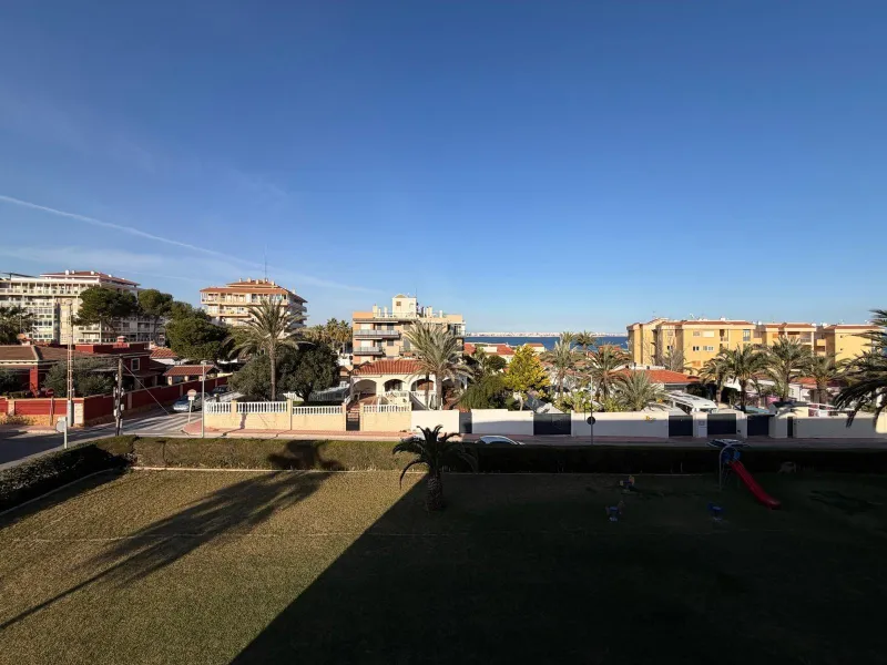APARTAMENTO TOTALMENTE REFORMADO CON VISTAS AL MAR CON GARAJE+TRASTERO (OPCIONAL). 3 DORM. 2 BAÑOS. SUPERFICIE 92 M2.