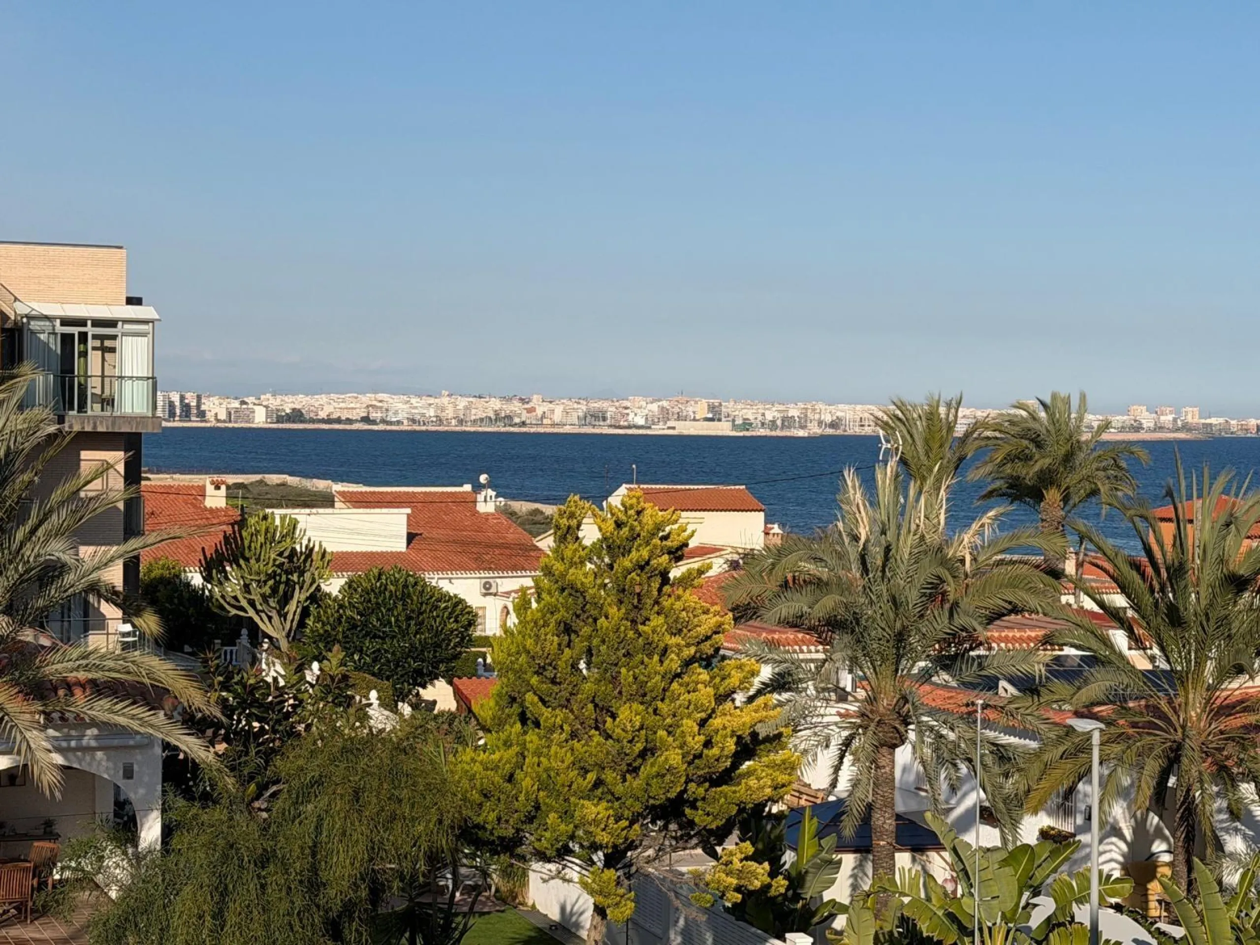APARTAMENTO TOTALMENTE REFORMADO CON VISTAS AL MAR CON GARAJE+TRASTERO (OPCIONAL). 3 DORM. 2 BAÑOS. SUPERFICIE 92 M2.