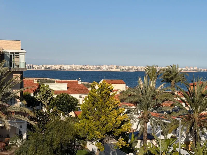 APARTAMENTO TOTALMENTE REFORMADO CON VISTAS AL MAR CON GARAJE+TRASTERO (OPCIONAL). 3 DORM. 2 BAÑOS. SUPERFICIE 92 M2.