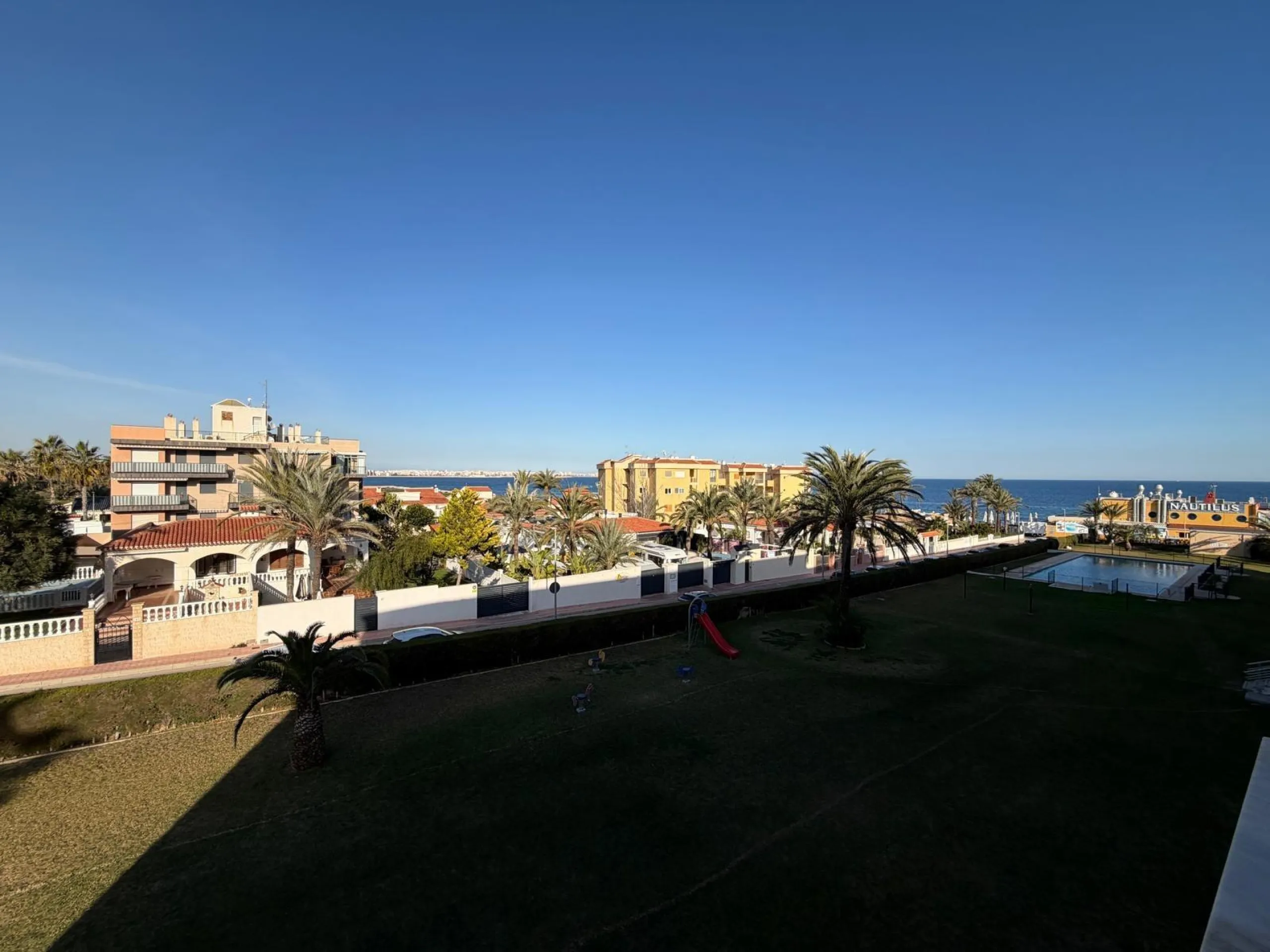 APARTAMENTO TOTALMENTE REFORMADO CON VISTAS AL MAR CON GARAJE+TRASTERO (OPCIONAL). 3 DORM. 2 BAÑOS. SUPERFICIE 92 M2.