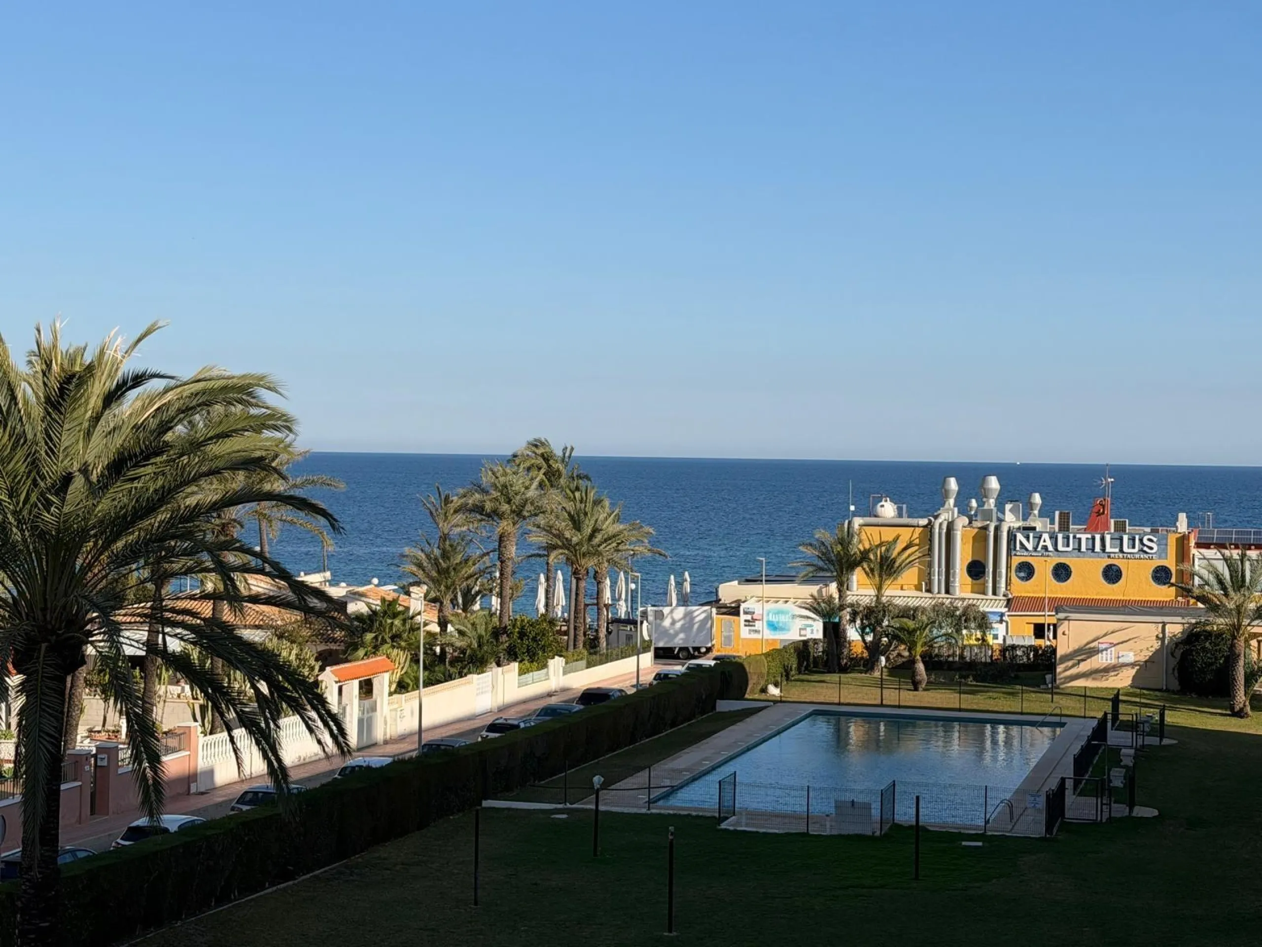 APARTAMENTO TOTALMENTE REFORMADO CON VISTAS AL MAR CON GARAJE+TRASTERO (OPCIONAL). 3 DORM. 2 BAÑOS. SUPERFICIE 92 M2.